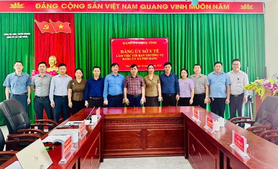 Đoàn công tác Sở Y tế chụp ảnh cùng với ban lãnh đạo xã