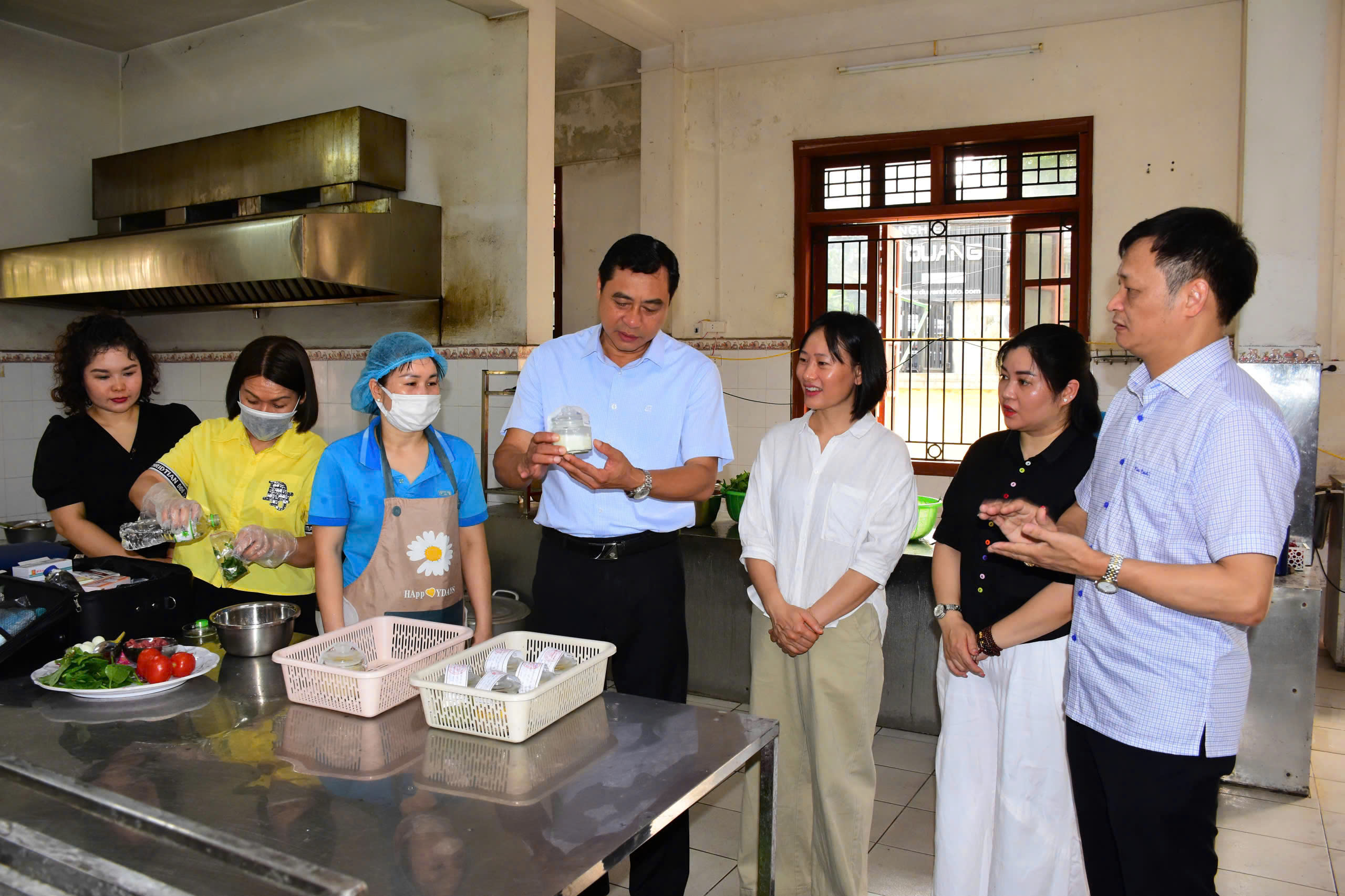 Sở Y tế kiểm tra an toàn thực phẩm tại 15 bếp ăn tập thể trường học