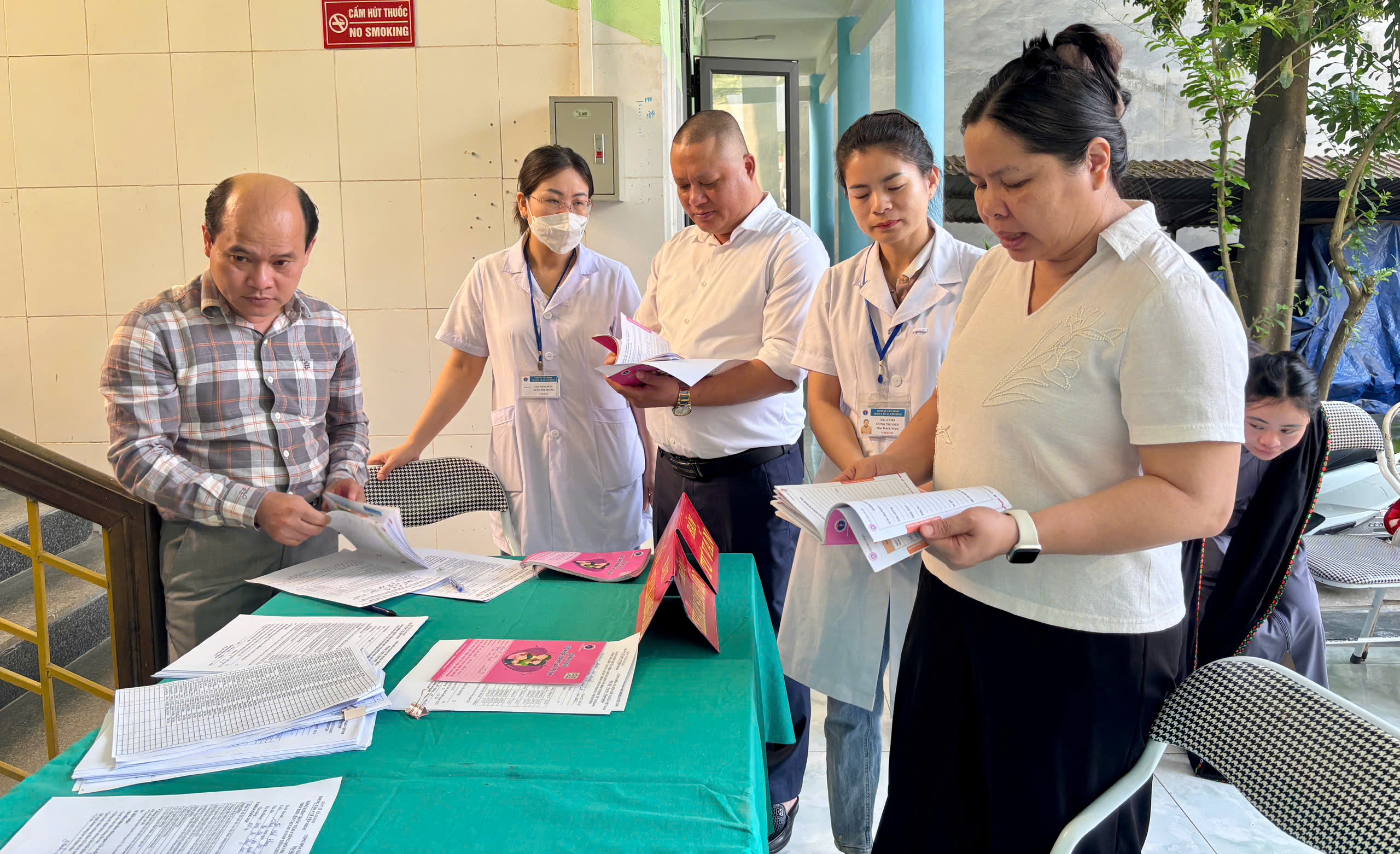 Đoàn công tác  kiểm tra, giám sát hoạt động tiêm chủng mở rộng tại xã Yên Minh