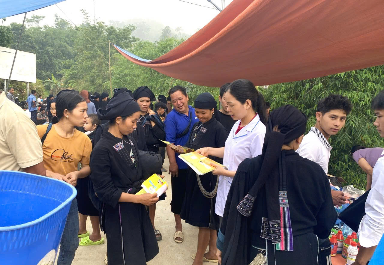 Cán bộ TTYTKV Hoàng Su Phì tuyên truyền  và phát tờ rơi cho người dân tại xã Tân Tiến