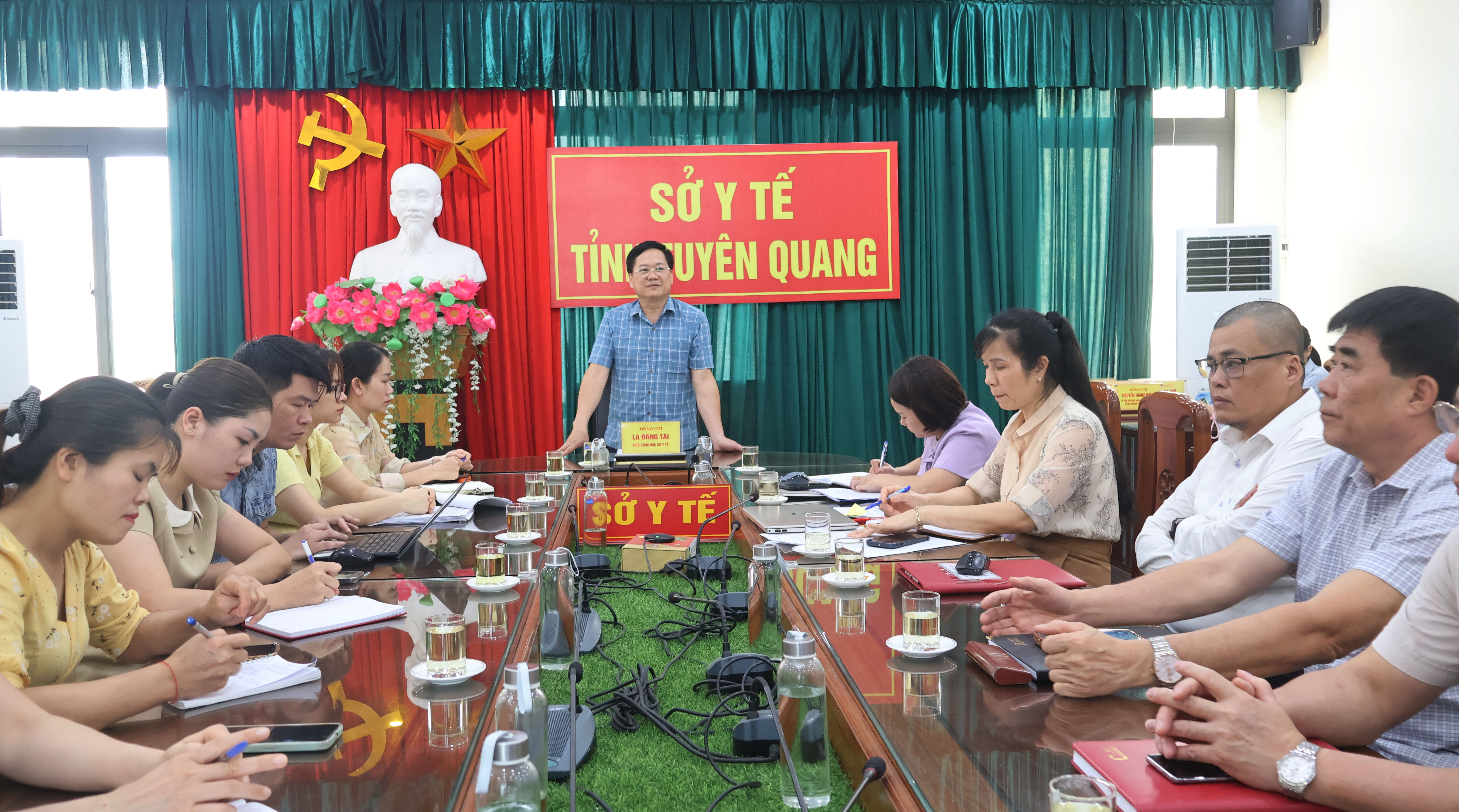 Đồng chí La Đăng Tái, Phó Giám đốc Sở Y tế phát biểu tại Hội nghị.
