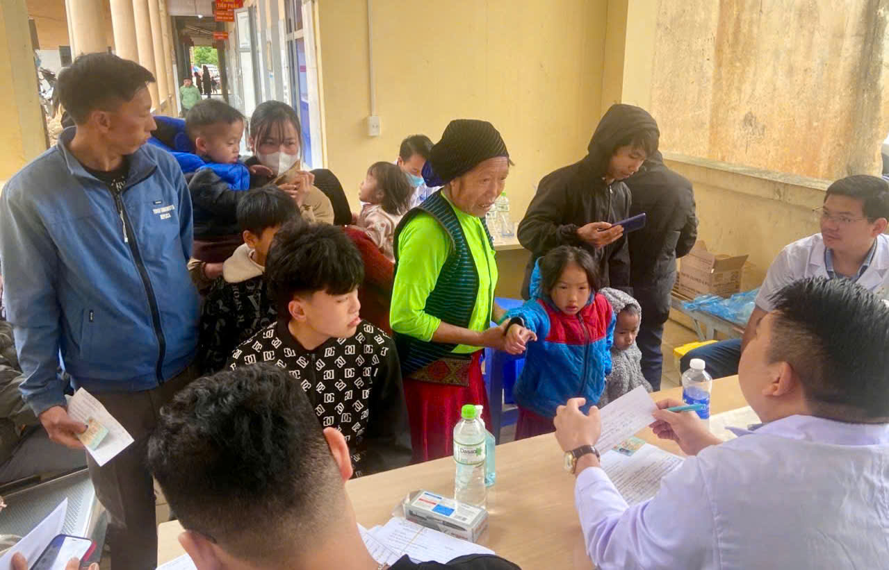 Tổ chức khám sàng lọc cho trẻ em bị dị tật về mắt, vùng hàm mặt, hệ vận động, tim bẩm sinh cho trẻ em tại Bệnh viện Đa khoa khu vực Đồng Văn