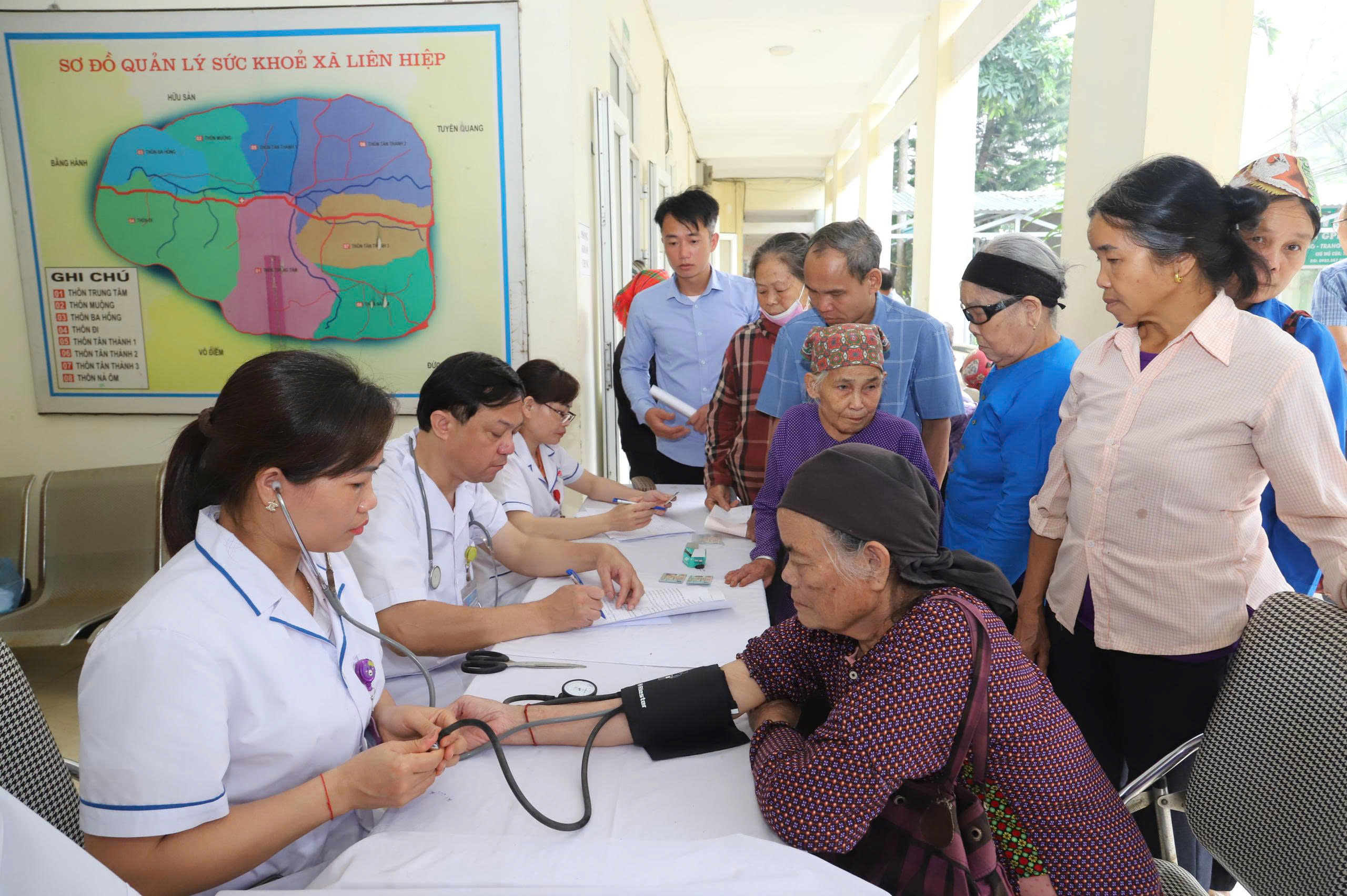 Hàng trăm người cao tuổi vùng đồng bào thiểu số xã Liên Hiệp được khám sức khỏe miễn phí