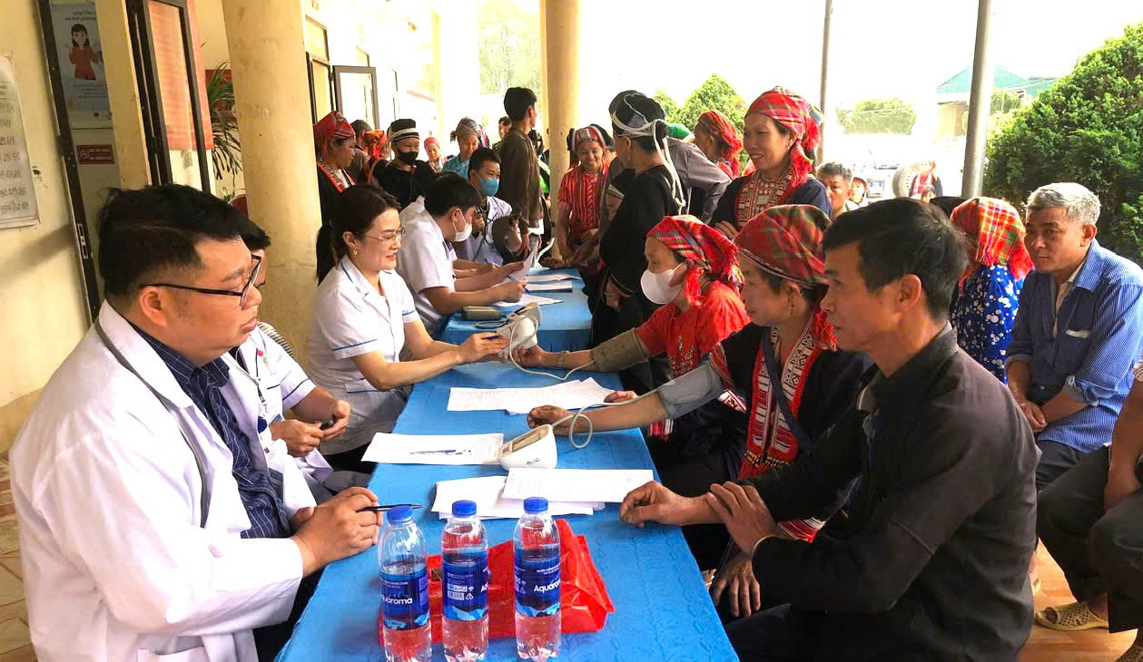 Trung tâm y tế khu vực Quang Bình khám tổ chức  khám sức khỏe toàn dân tại xã Quảng Nguyên