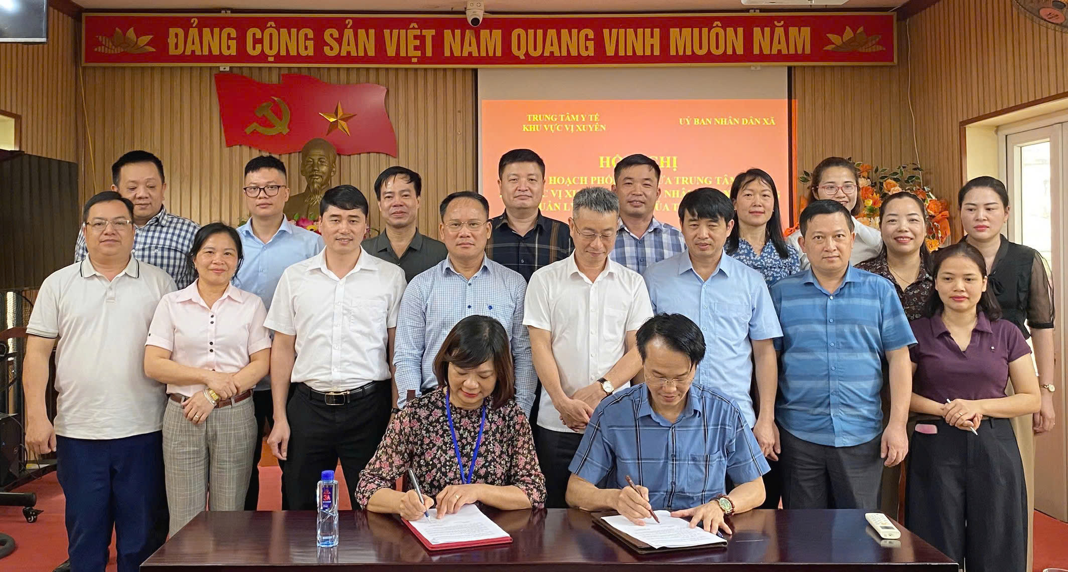 Đại diện UBND xã ký kết kế hoạch phối hợp