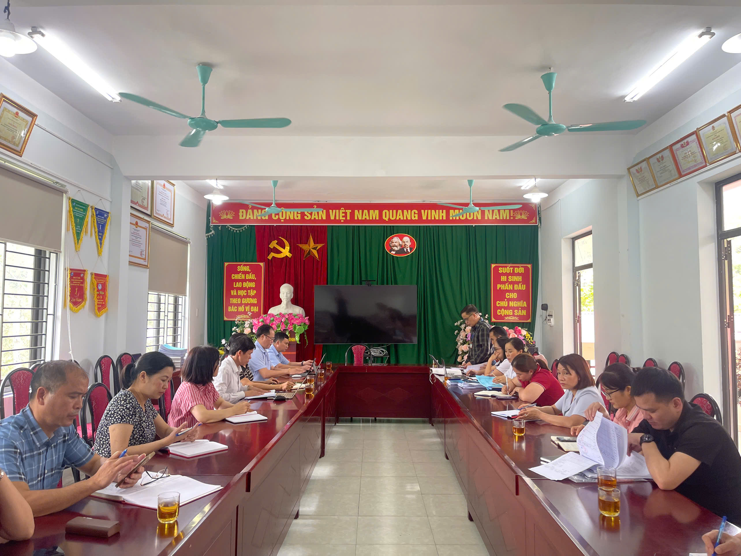Trưởng đoàn kết luận buổi Kiểm tra, giám sát tại Trường PTDTBT Tiểu học và THPT xã Đồng Văn