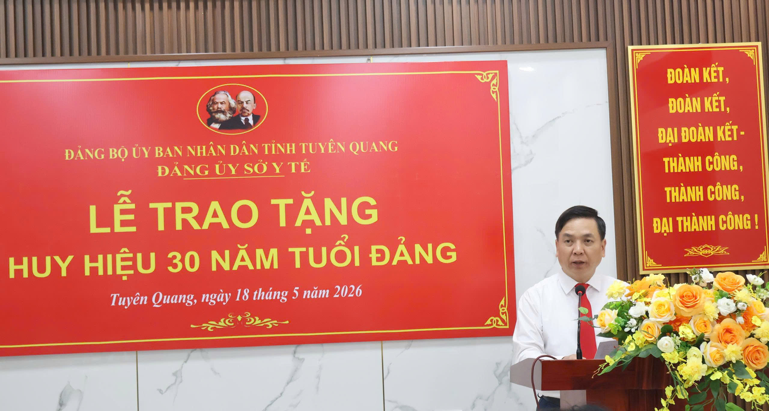 Đảng ủy Sở Y tế tổ chức Lễ trao tặng huy hiệu 30 năm tuổi Đảng đợt 19.5