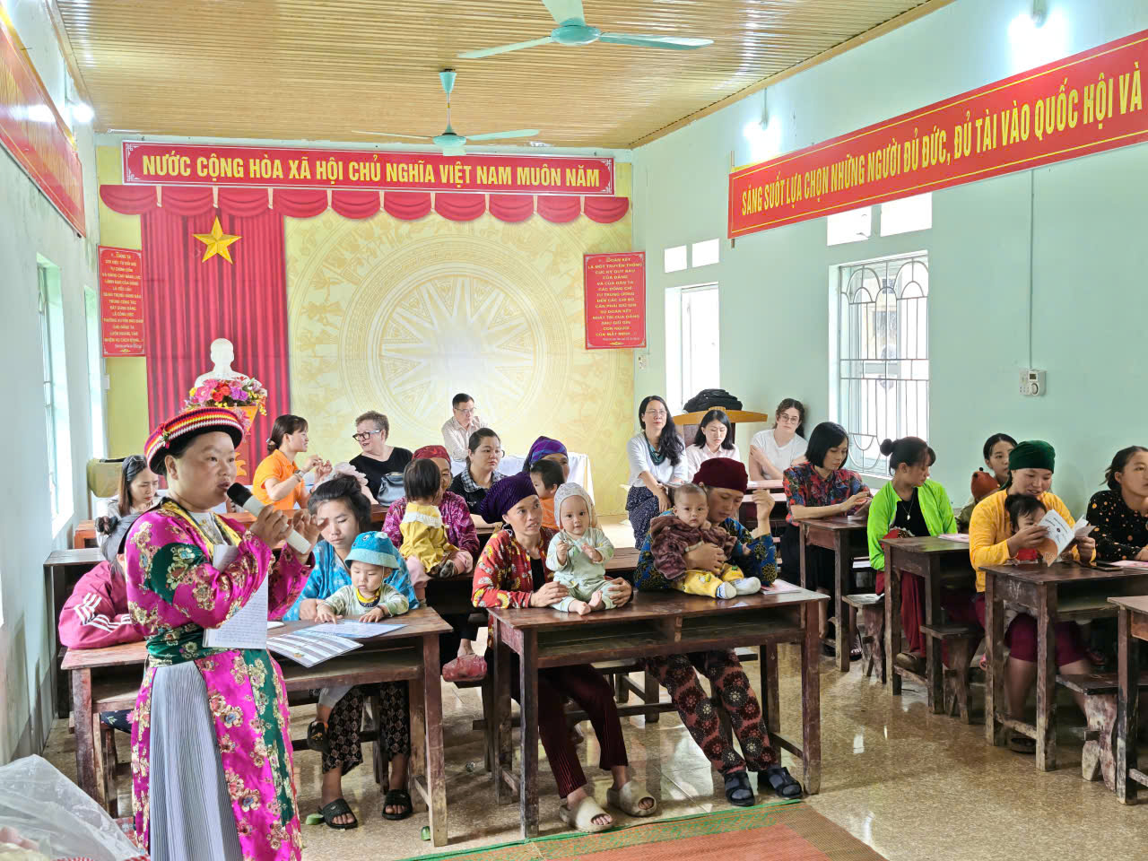Đoàn chuyên gia Trường Đại học Monash (Úc) làm việc tại xã Quản Bạ