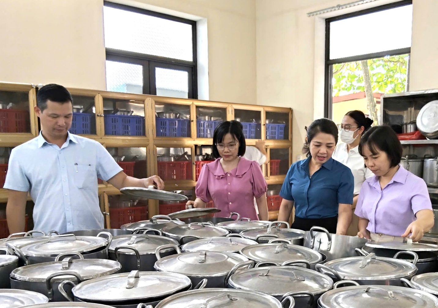 Đoàn kiểm tra liên ngành số 2 do Bà Phạm Thị Nhâm, Phó trưởng phòng An toàn thực phẩm dẫn đầu đoàn kiểm tra tại bếp ăn tập thể Trường tiểu học Phan Thiết, phường Minh Xuân