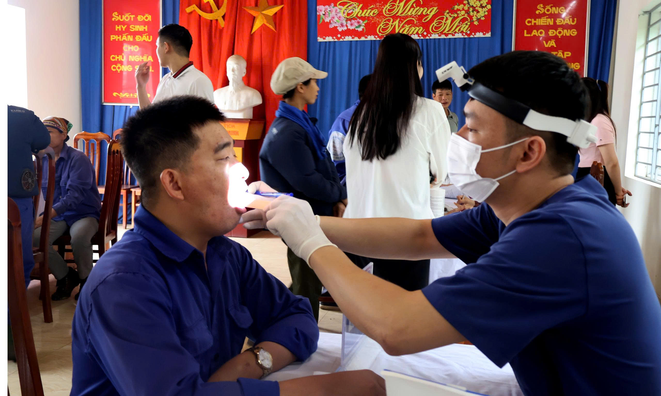 Khám sức khỏe định kỳ cho người lao động tại Công ty Cổ phần gạch Tuylen Viên Châu