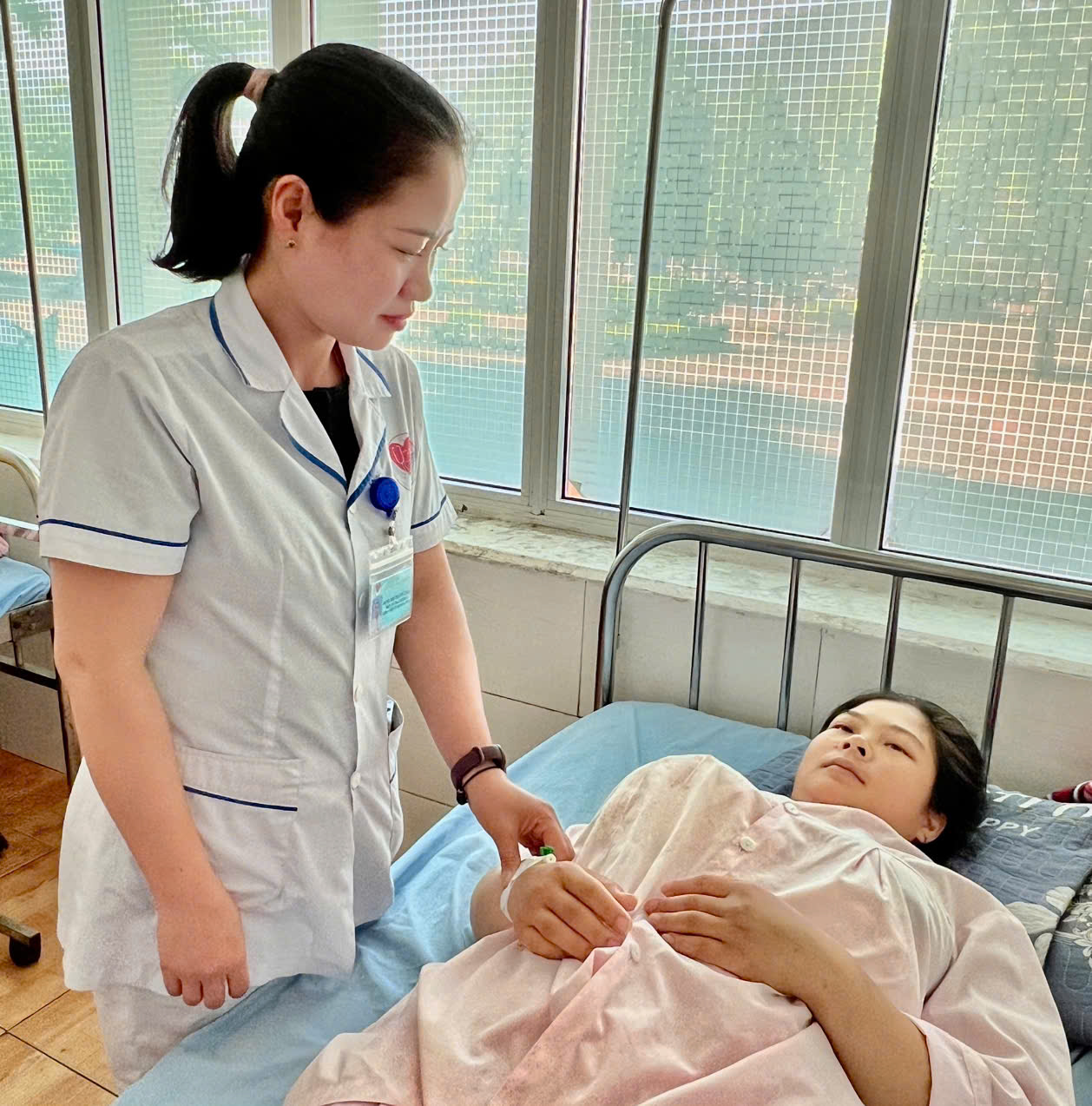 Nữ Điều dưỡng Đinh Thị Thanh Thảo hiến máu cứu chữa sản phụ