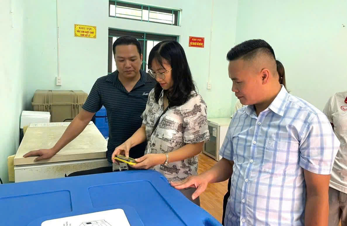 Đoàn kiểm tra, giám sát hệ thống dây chuyền lạnh tại kho bảo quản vắc xin Trung tâm Y tế khu vực Quản Bạ.
