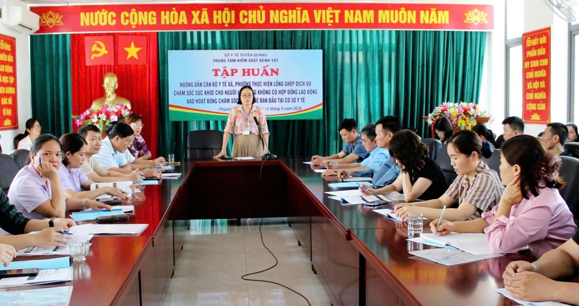 Tập huấn hướng dẫn cán bộ y tế xã, phường thực hiện lồng ghép dịch vụ chăm sóc sức khoẻ cho người lao động