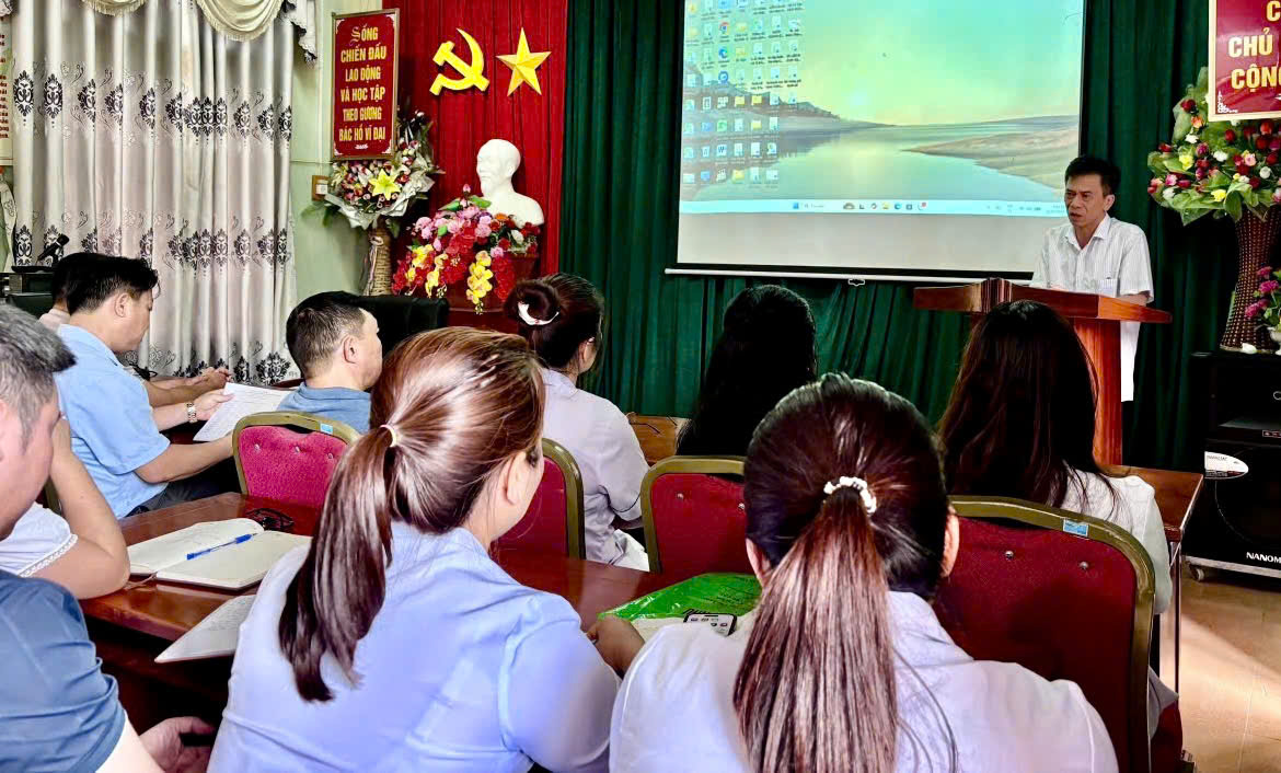Tập huấn công tác tiêm chủng tại Trung tâm Y tế khu vực Đồng Văn