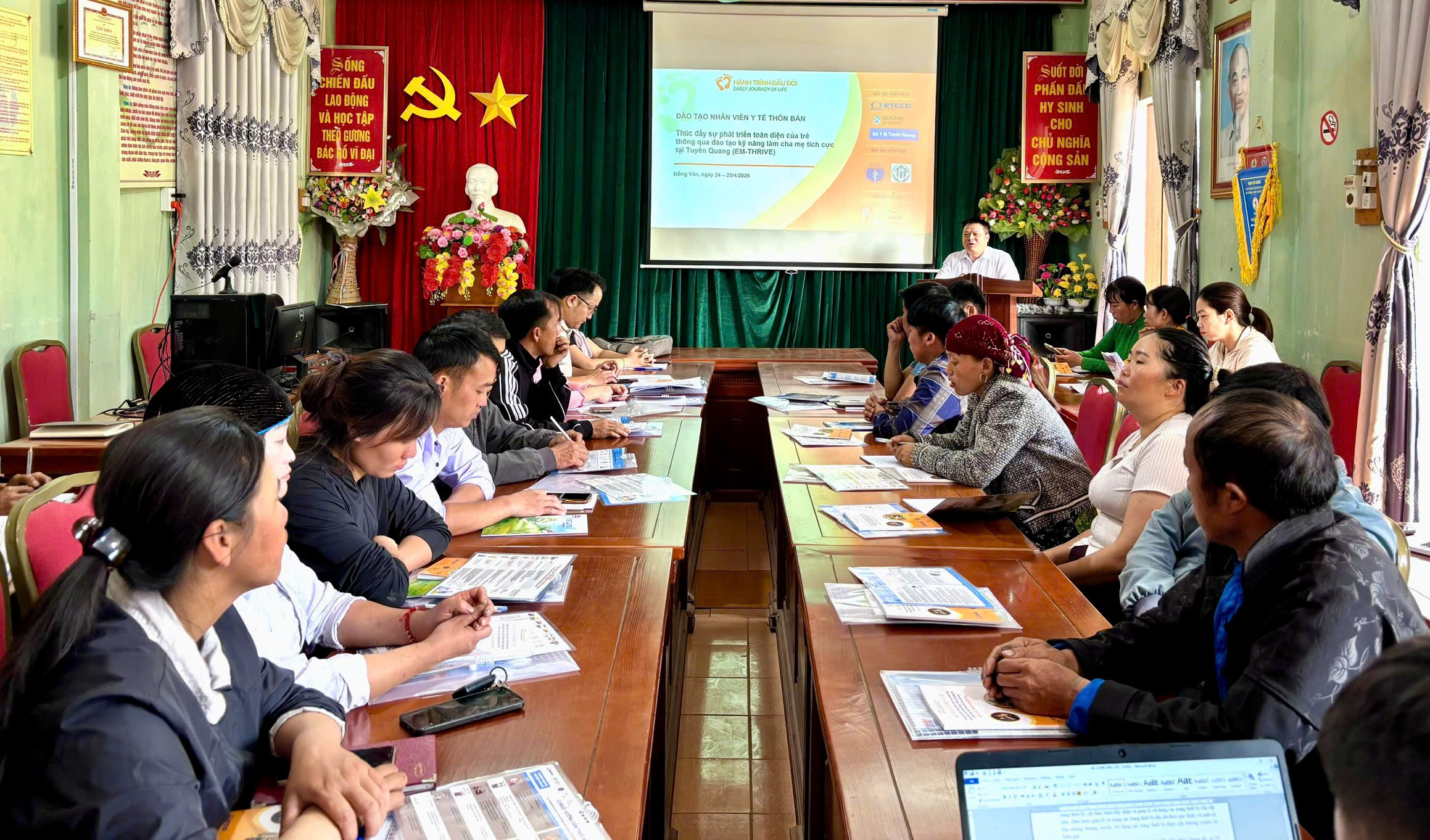 Đồng chí Viên Quang Huân, Giám đốc Trung tâm Y tế khu vực Đồng Văn khai mạc lớp tập huấn