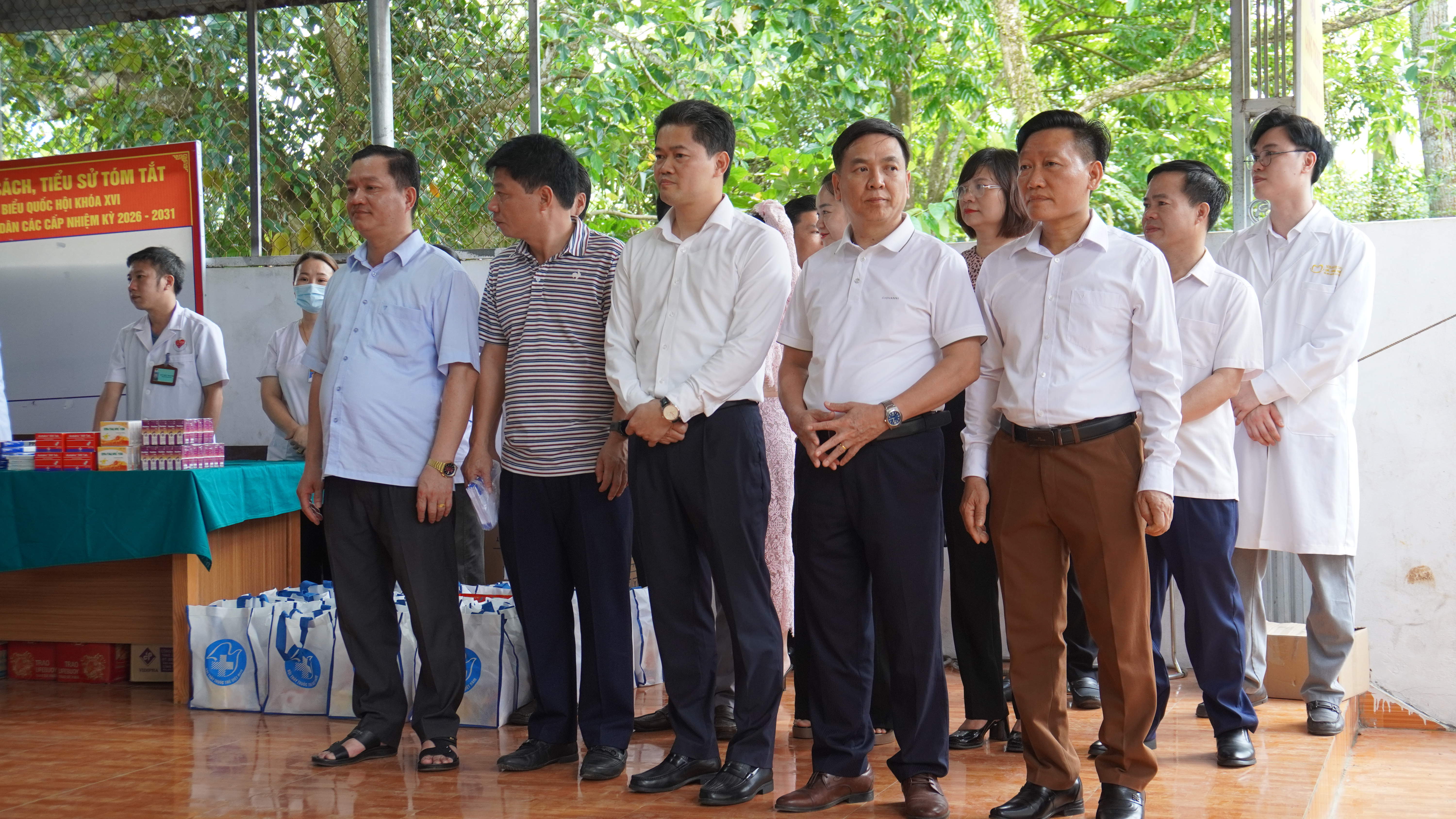 Bệnh viện Đa khoa khu vực Vị Xuyên tham gia chương trình khám bệnh, tư vấn sức khỏe, cấp phát thuốc miễn phí và tặng quà cho các đối tượng chính sách
