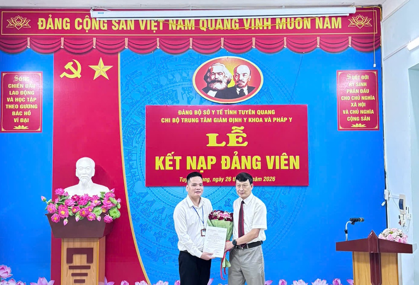 CHI BỘ TRUNG TÂM GIÁM ĐỊNH Y KHOA VÀ PHÁP Y  TỔ CHỨC LỄ KẾT NẠP ĐẢNG VIÊN MỚI