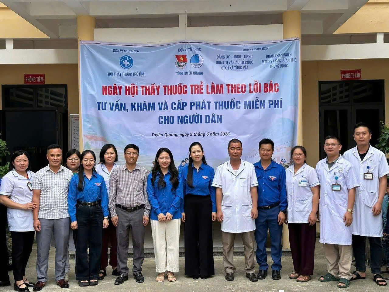 Đoàn viên thanh niên và đội ngũ y, bác sĩ chụp ảnh lưu niệm tại chương trình “Ngày hội Thầy thuốc trẻ làm theo lời Bác”.
