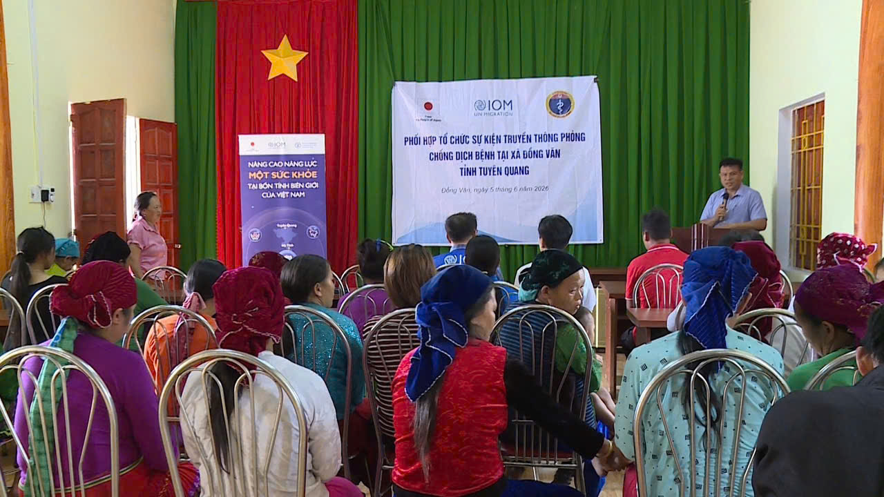 Đồng chí Vũ Chí Thành, Phó Giám đốc Trung tâm Kiểm soát bệnh tật tỉnh phát biểu tại buổi truyền thông