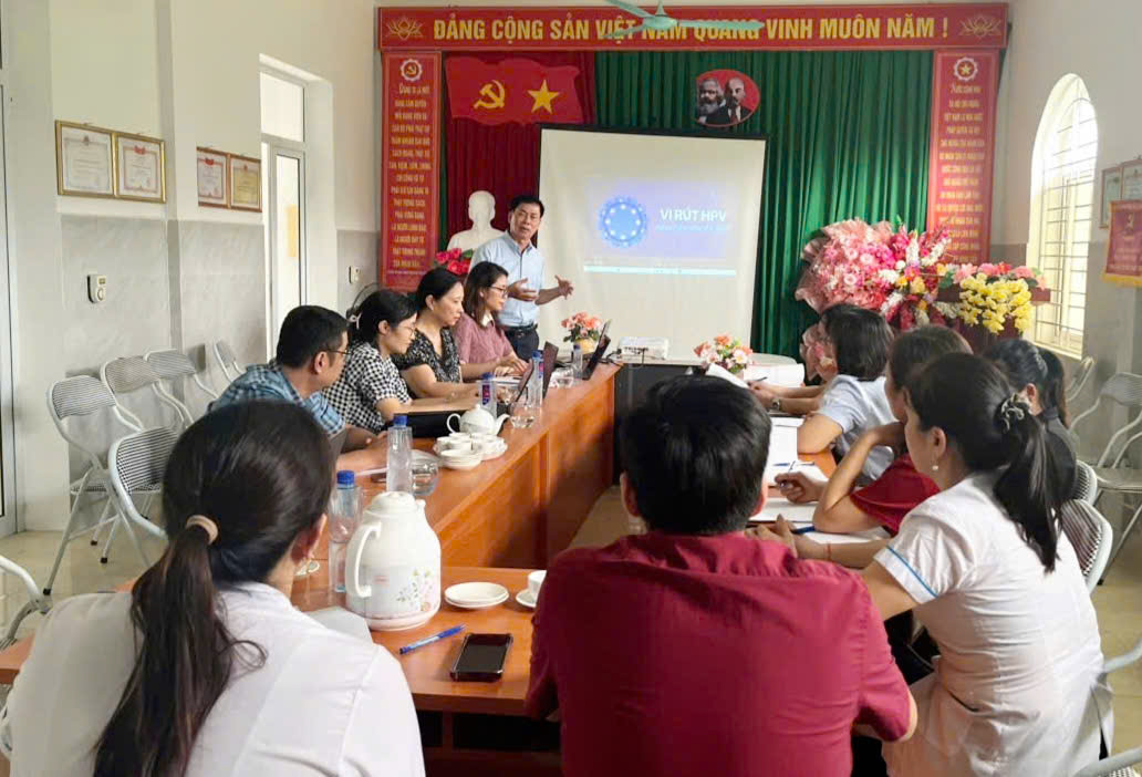 Cán bộ Đoàn Viện dịch tễ Trung ương hướng dẫn cho cán bộ y tế Trung tâm y tế khu vực Quang Bình, Trạm y tế xã Quang Bình và Trạm y tế xã Yên Thành về thảo thuận Bộ tài liệu truyền thông về tiêm phòng HPV.