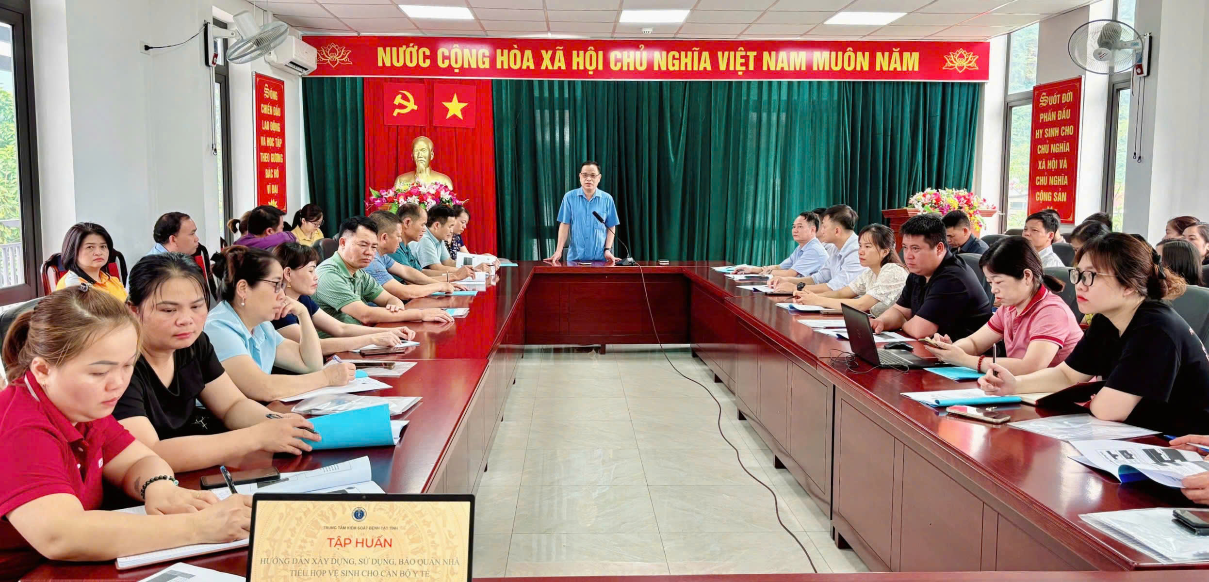 BsCKII. Nguyễn Duy Hoa, Phó Giám đốc Trung tâm Kiểm soát bệnh tật tỉnh phát biểu khai mạc lớp tập huấn.