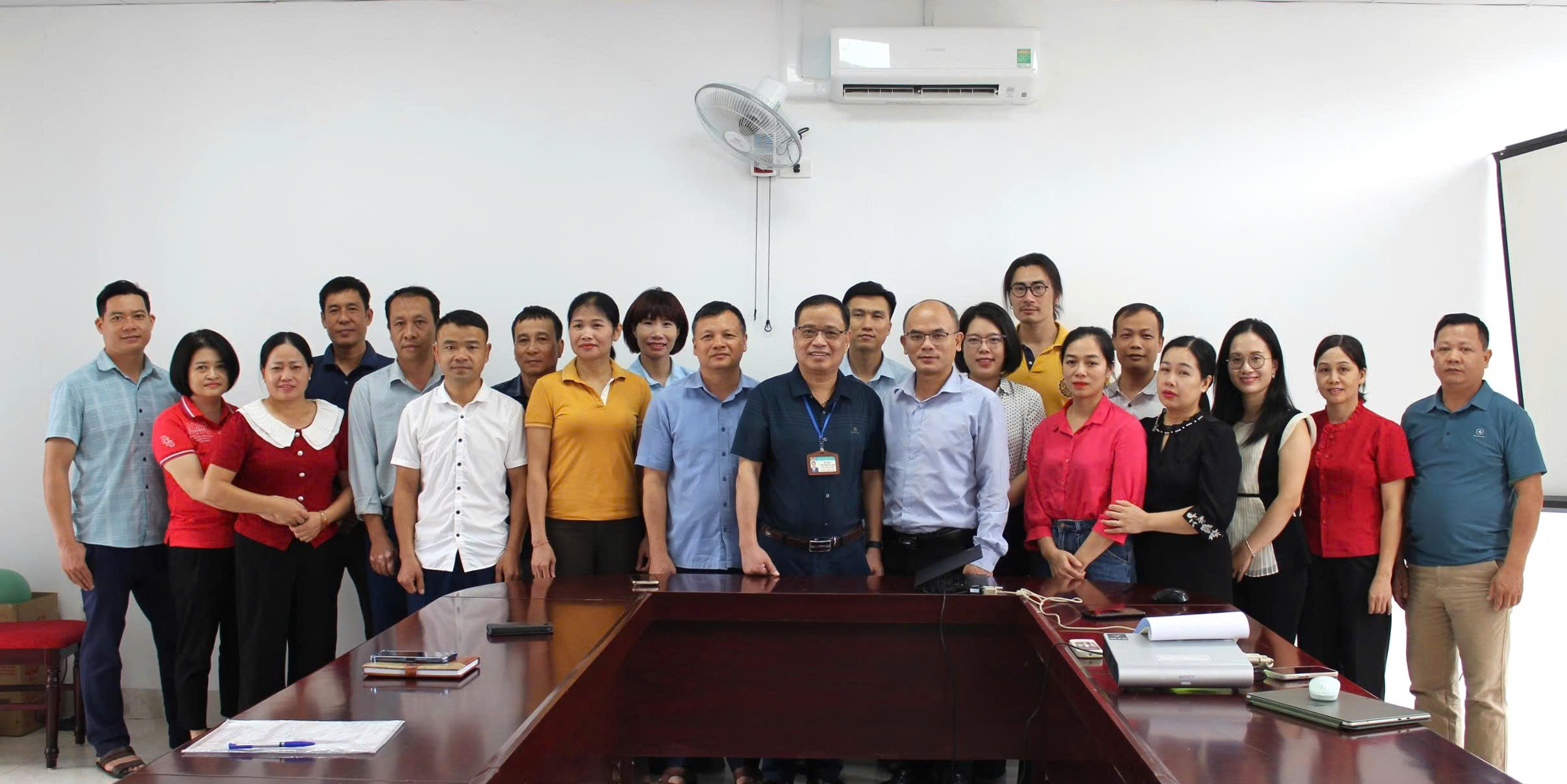 BsCKII. Nguyễn Duy Hoa, Phó Giám đốc Trung tâm Kiểm soát bệnh chụp ảnh lưu niệm cùng lớp tập huấn