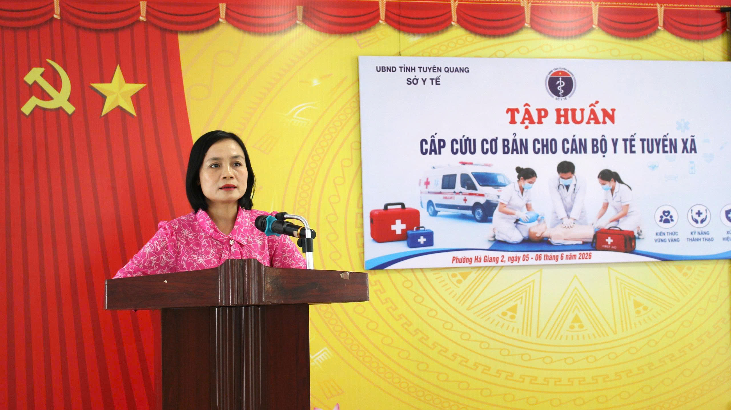 TT ƯT, BsCKII. Đỗ Thị Mỹ, Phó Giám đốc Sở Y tế phát biểu khai mạc lớp tập huấn.