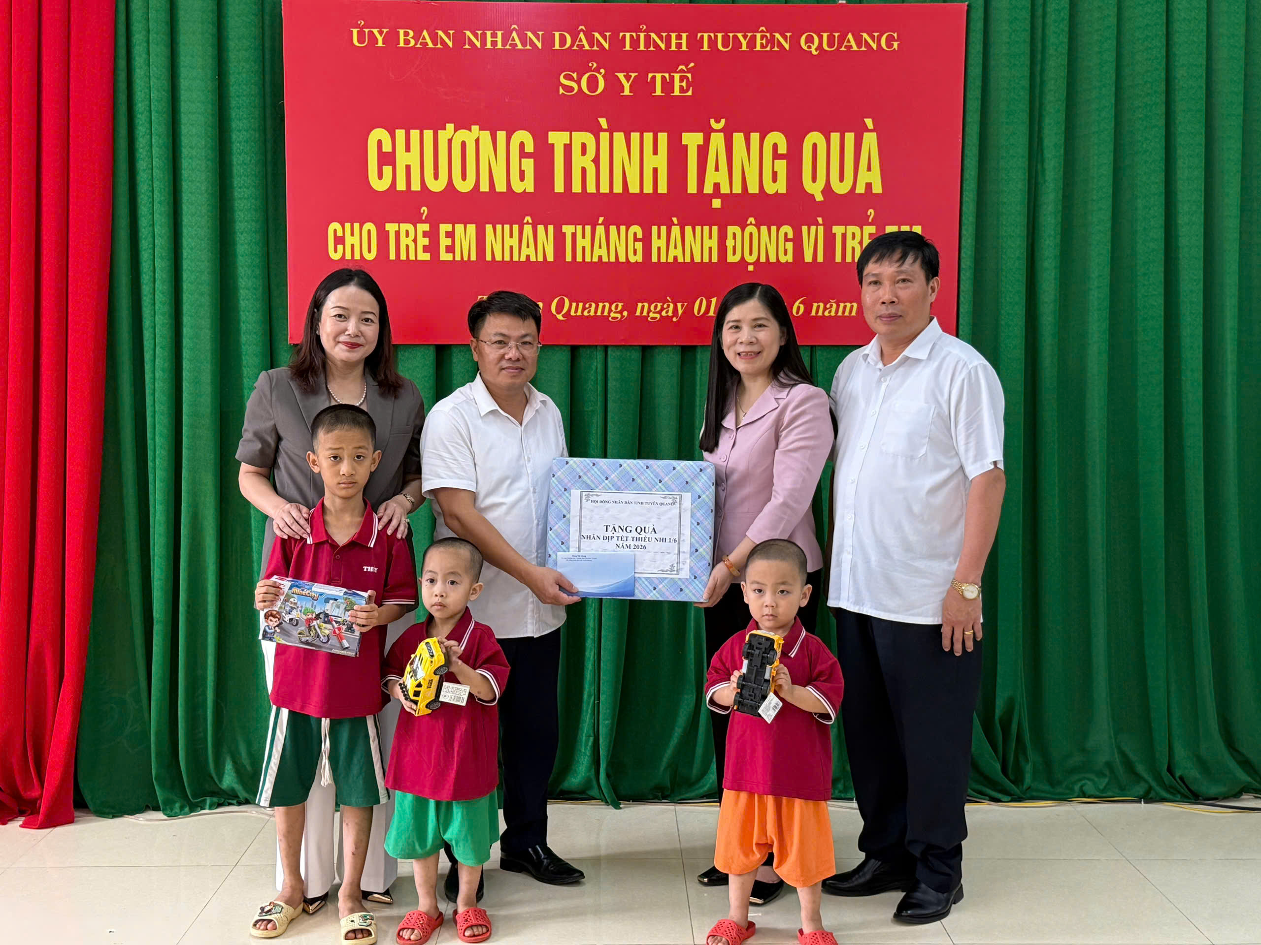 Đồng chí Lê Thị Thanh Trà thăm, tặng quà trẻ em tại Trung tâm Công tác xã hội và Quỹ Bảo trợ trẻ em tỉnh