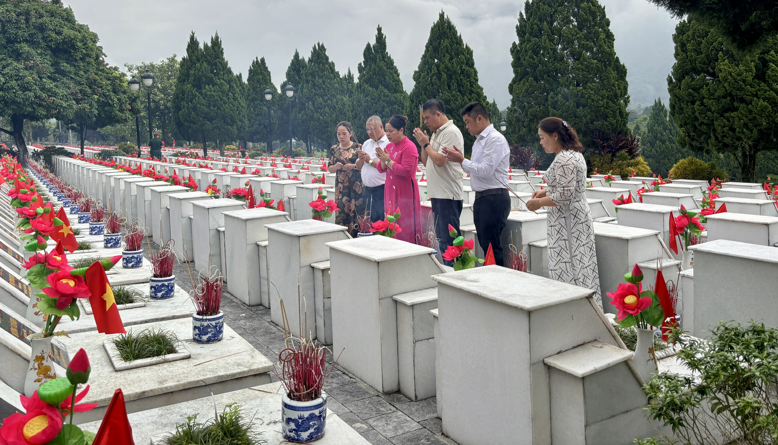 Tập thể cán bộ, viên chức Trung tâm Kiểm soát bệnh tật tỉnh Tuyên Quang tổ chức dâng hương tại Nghĩa trang Liệt sĩ Quốc gia Vị Xuyên.