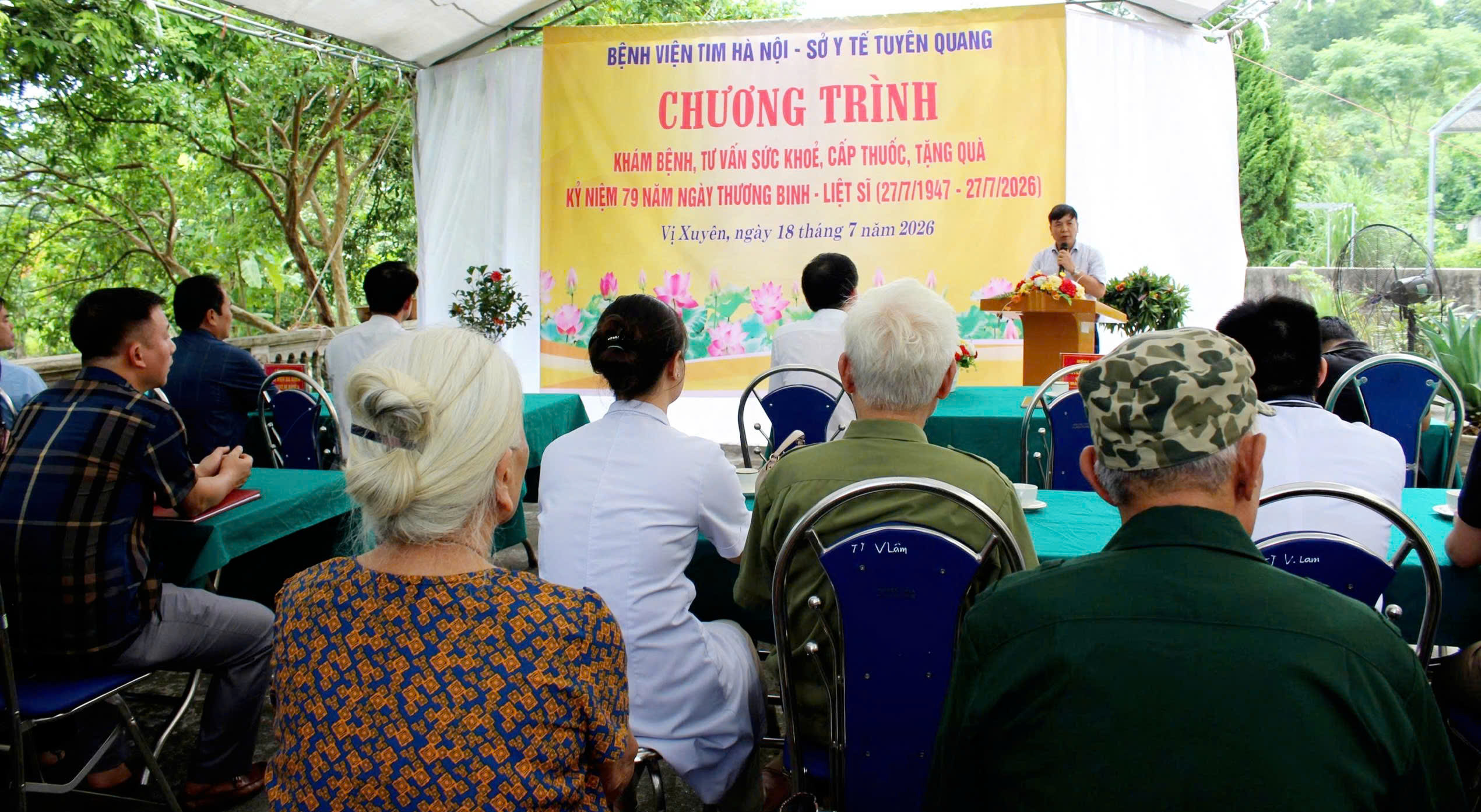 Một số hình ảnh trong chương trình khám, tư vấn sức khoẻ, cấp phát thuốc miễn phí, tặng quà tri ân cho người có công và các gia đình chính sách tại xã Vị Xuyên.