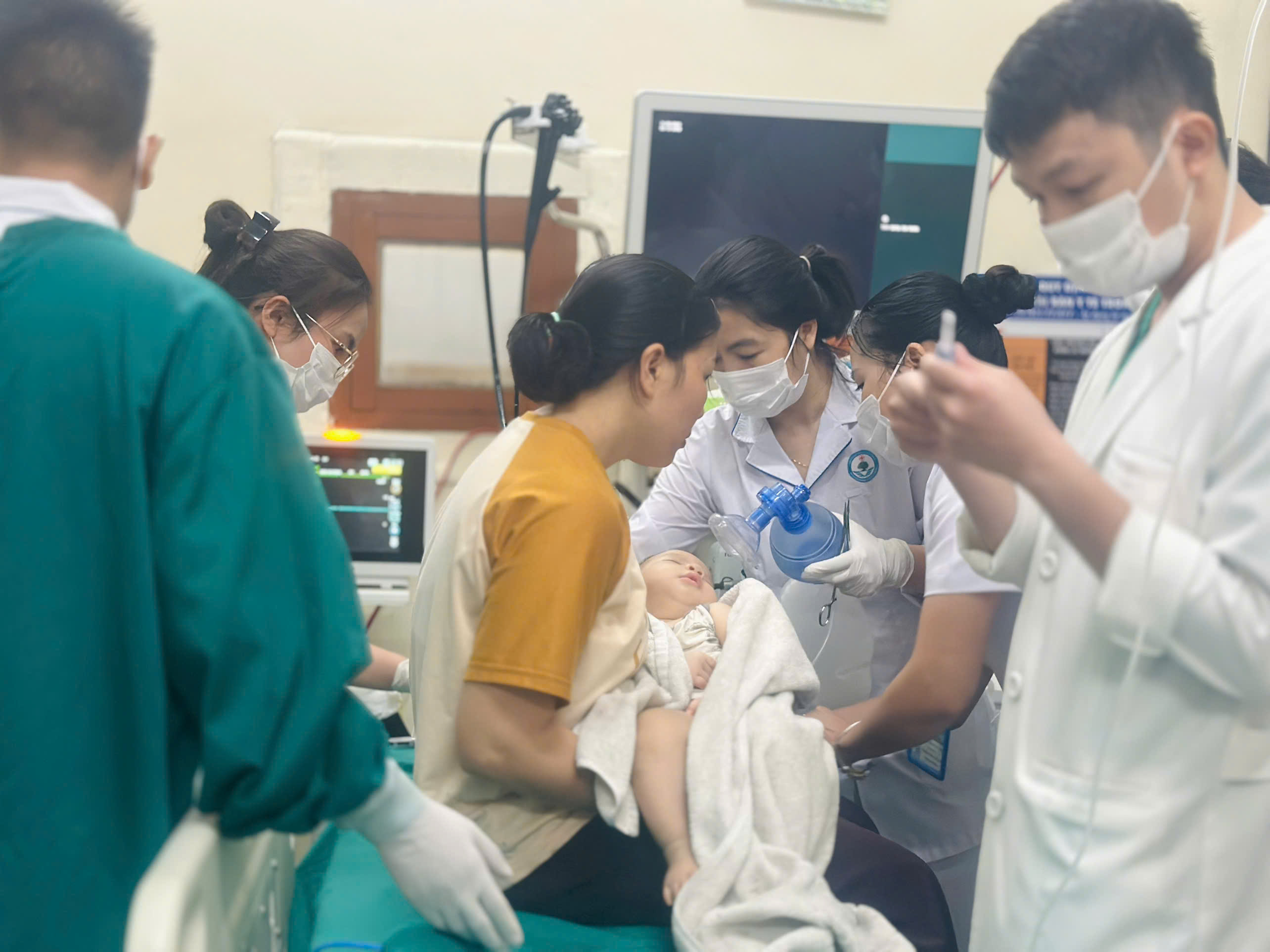Cấp cứu thành công bệnh nhi 6 tháng tuổi hóc dị vật góc cạnh