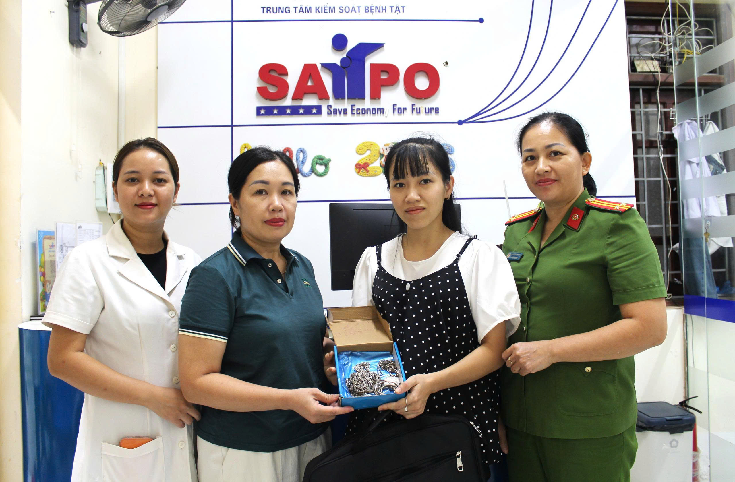 Cán bộ Trung tâm Kiểm soát bệnh tật Tuyên Quang trả lại túi trang sức cho người để quên