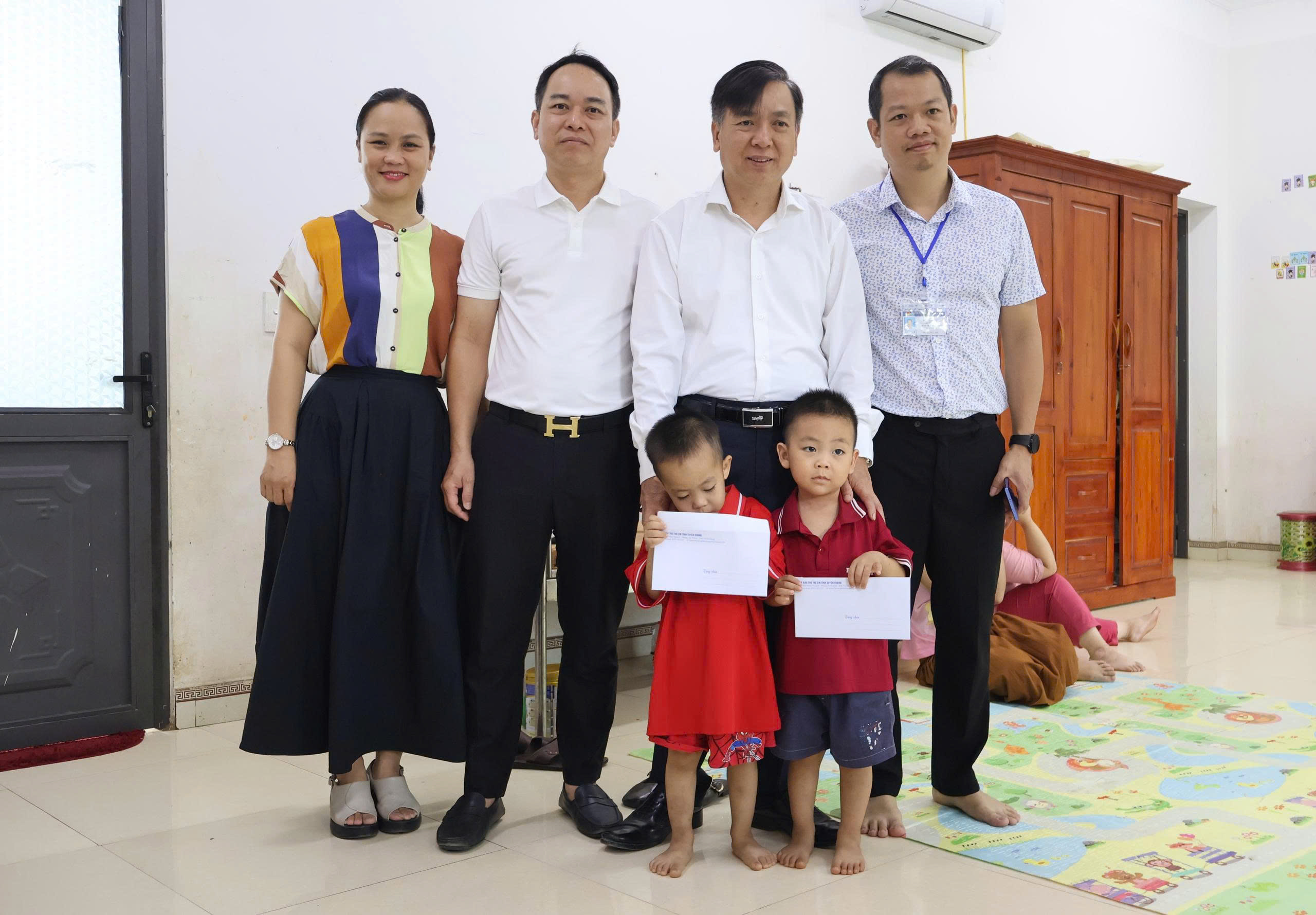 Sở Y tế thăm và tặng quà cho trẻ nhân dịp Tết Trung thu tại Trung tâm Công tác xã hội và Quỹ Bảo trợ trẻ em tỉnh