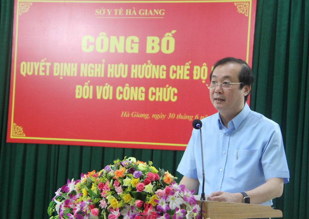 SỞ Y TẾ TRAO QUYẾT ĐỊNH NGHỈ HƯU HƯỞNG CHẾ ĐỘ BHXH
