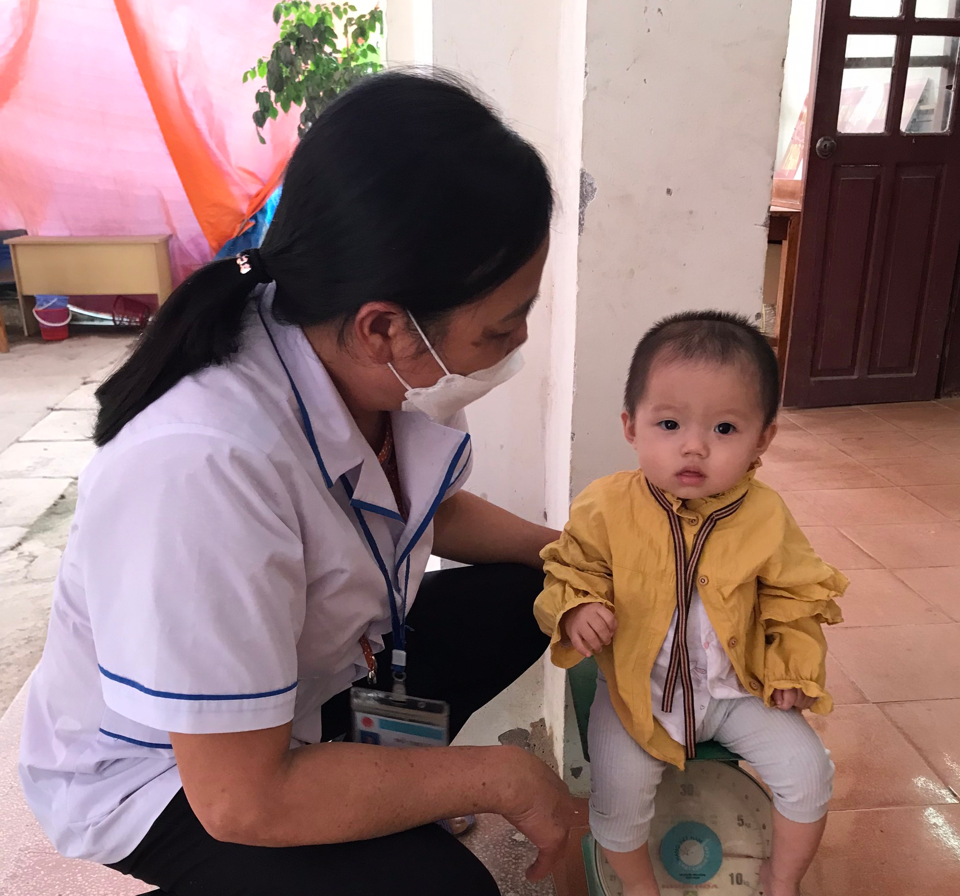 Cán bộ Y tế tổ chức cân đánh giá tình trạng dinh dưỡng cho trẻ