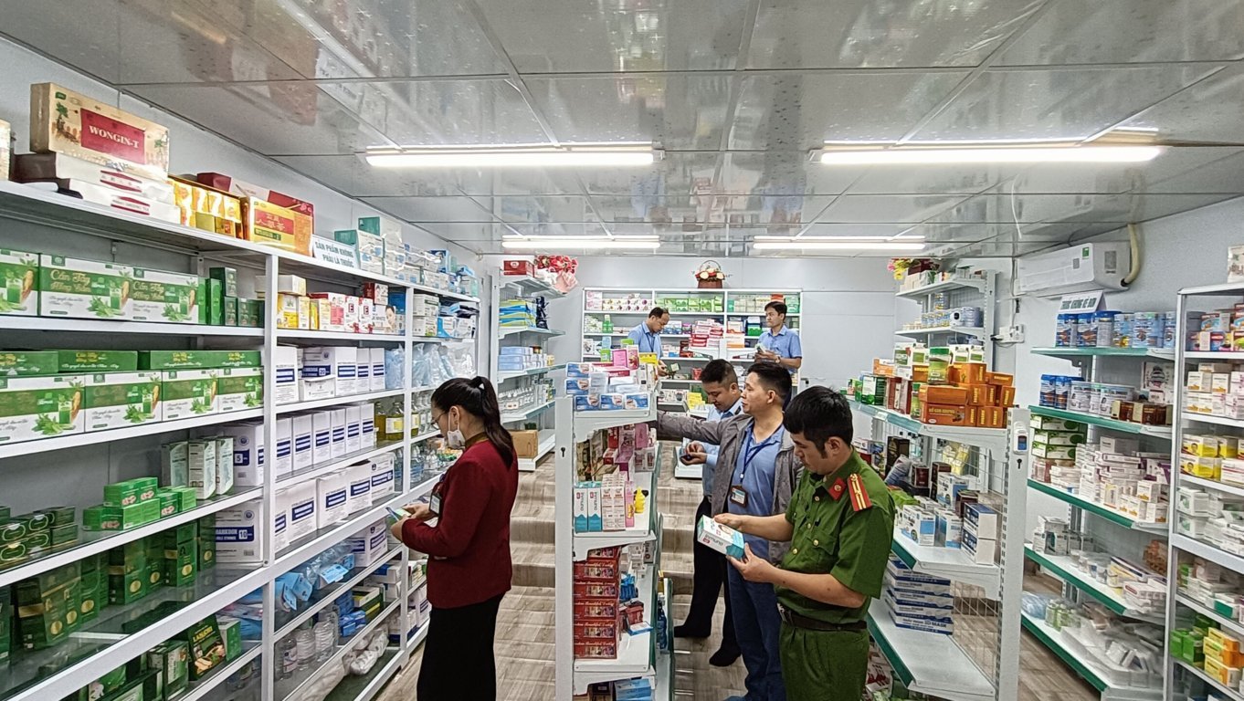 QUANG BÌNH KIỂM TRA LIÊN NGHÀNH CÔNG TÁC DƯỢC, MỸ PHẨM,  PHÒNG KHÁM TƯ NHÂN TRÊN ĐỊA BÀN HUYỆN