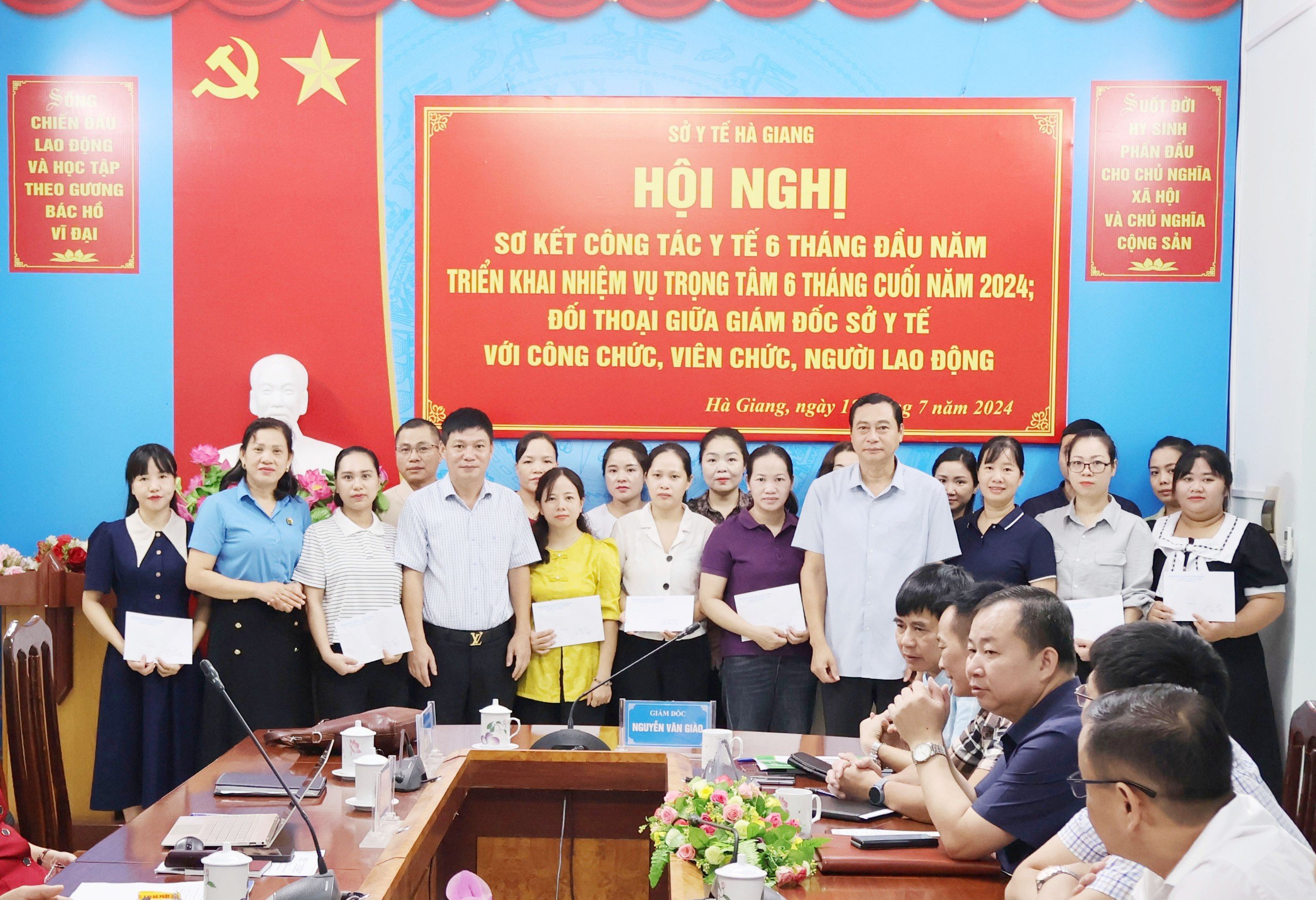 Các đồng chí lãnh đạo Sở Y tế, Công đoàn Ngành Y tế trao tiền hỗ trợ cho các ĐVCĐ bị ảnh hưởng do thiên tai.