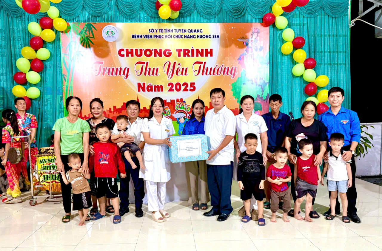 Đồng chí Hoàng Quốc Cường, Phó Giám đốc Sở Y tế trao quà cho các cháu đang điều trị tại Bệnh viện PHCN Hương Sen.