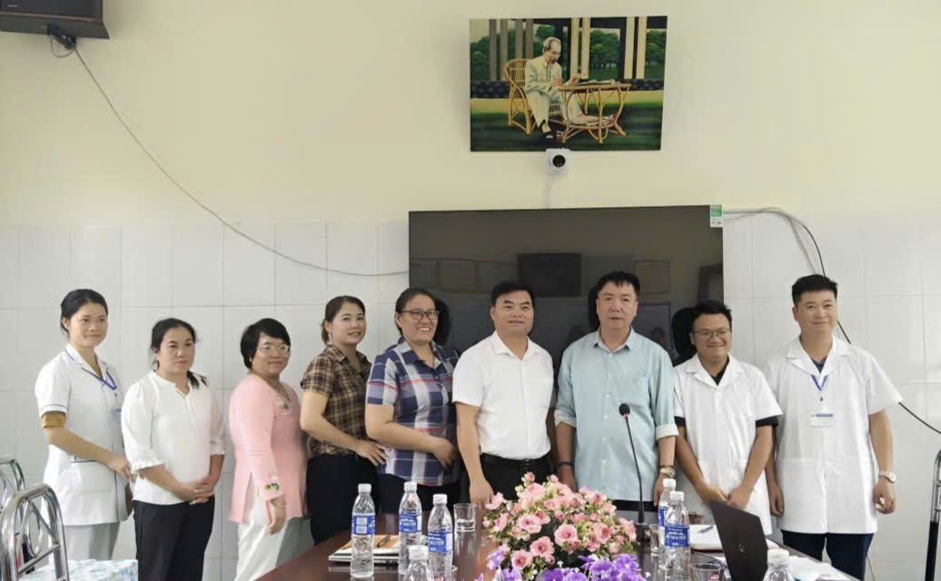 Lãnh đạo Trung tâm Y tế khu vực Quản Bạ và Trung tâm Y tế khu vực Yên Minh chụp ảnh lưu niệm cùng cán bộ Phòng khám ĐKKV Lũng Hồ và Trạm Y tế Đường Thượng.