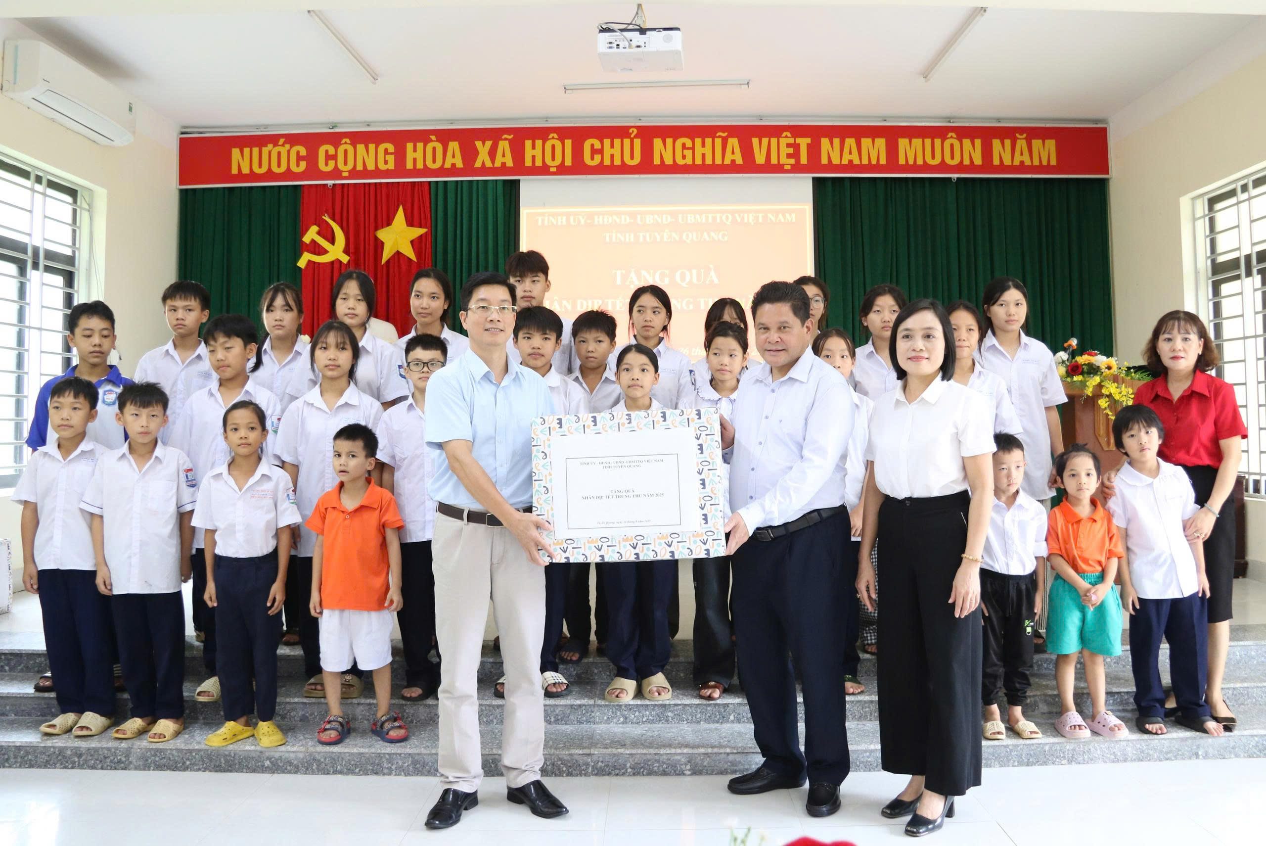 Đồng chí Vàng Seo Cón, Uỷ viên BTV Tỉnh ủy, Bí thư Đảng ủy, Chủ tịch HĐND phường Hà Giang 2 cùng lãnh đạo Sở Y tế tặng quà cho các em thuộc Trung tâm Công tác xã hội Hà Giang