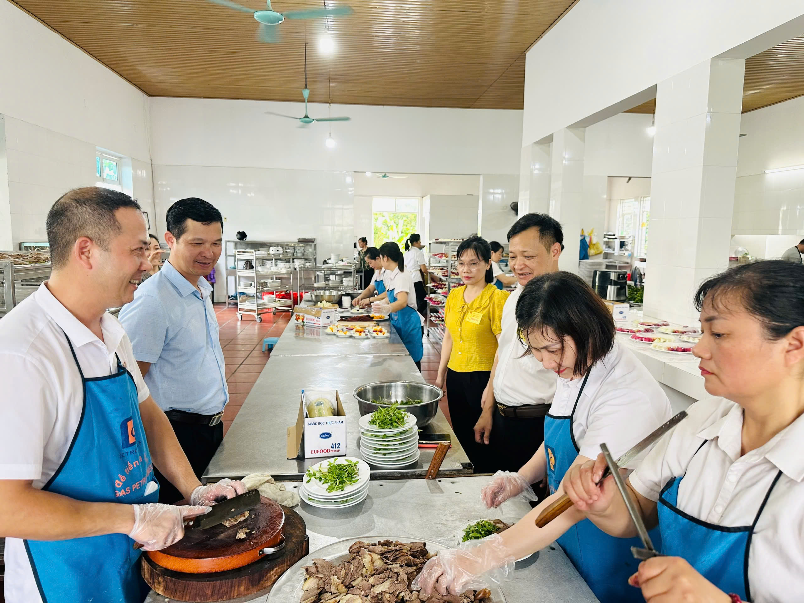 Ông Ngọc Thanh Dũng, Trưởng phòng ATTP, Sở Y tế cùng các thành viên đoàn
 kiểm tra, giám sát ATTP tại Nhà khách Kim Bình
