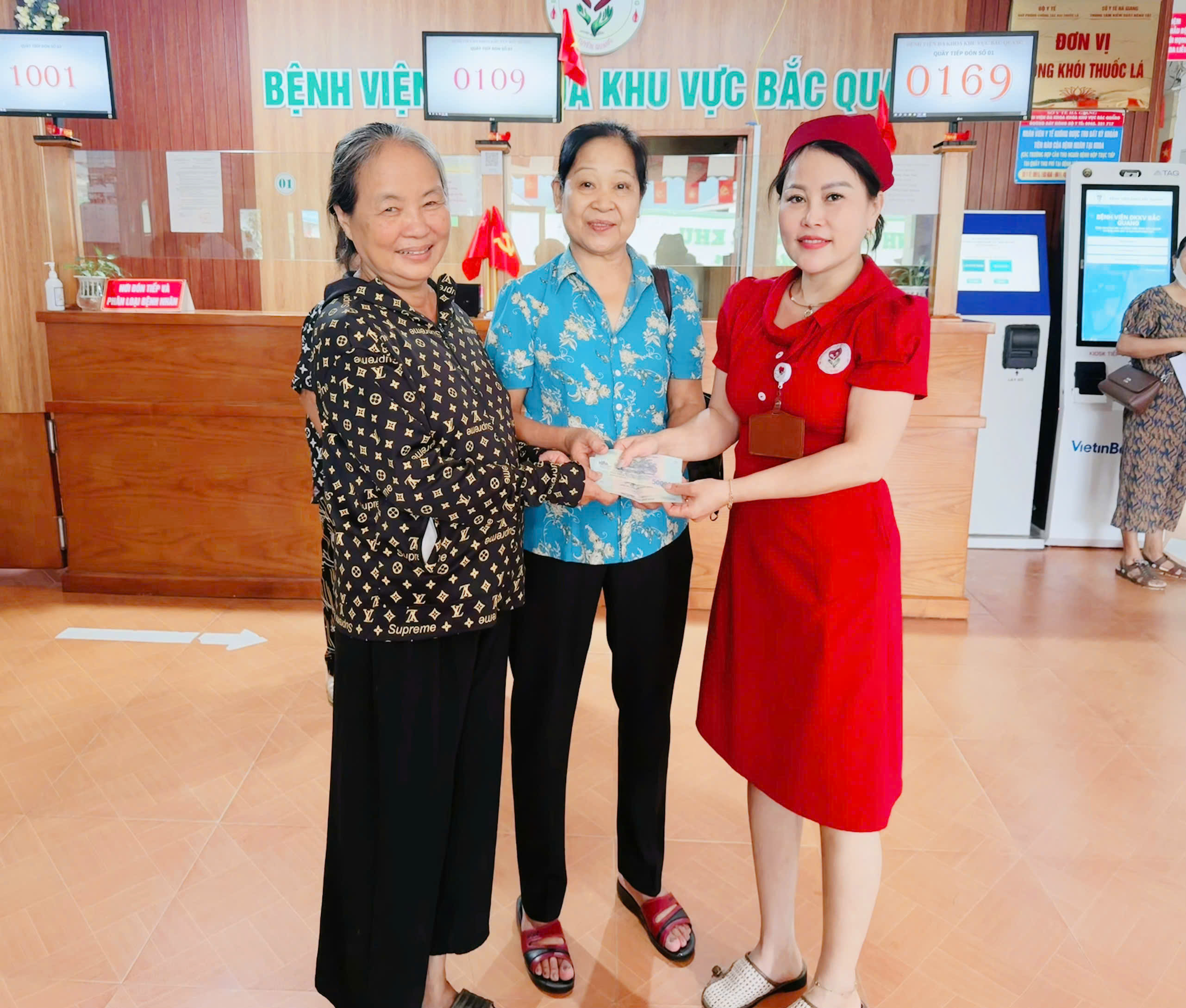 Tổ Công tác xã hội cùng chị Vương Thị Bích trao trả số tiền cho người đánh mất.