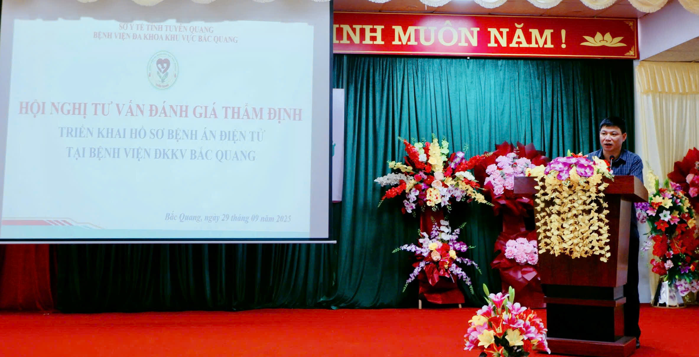 BS CKII Vũ Hùng Vương, Phó Giám đốc Sở Y tế tỉnh Tuyên Quang, Chủ tịch Hội đồng thẩm định phát biểu tại hội nghị.