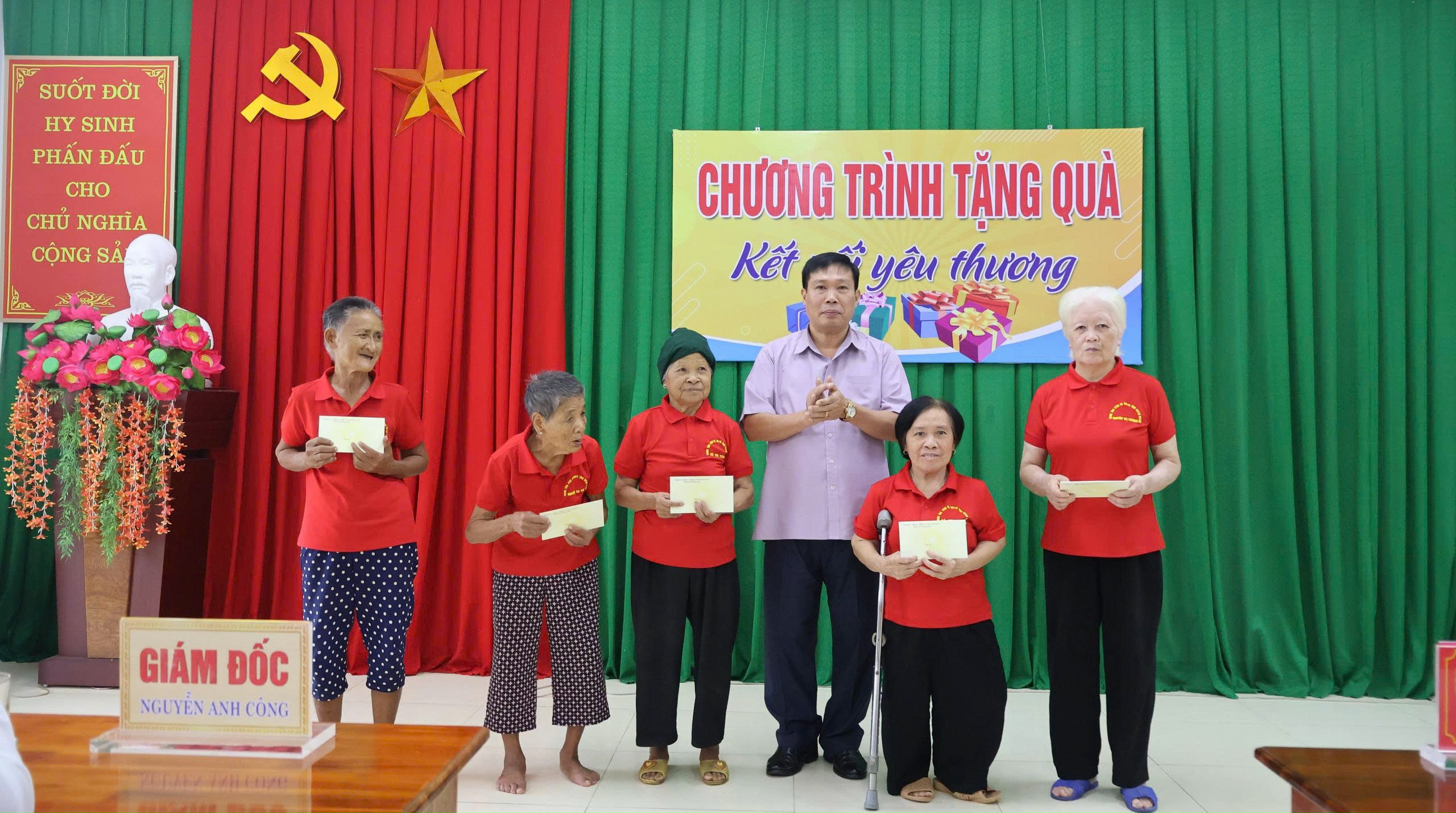Đ/c Hoàng Quốc Cường, Phó Giám đốc Sở Y tế tặng quà cho người cao tuổi tại Trung tâm Công tác xã hội và Quỹ bảo trợ trẻ em.