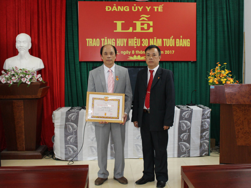 Trao tặng Huy hiệu 30 năm tuổi Đảng