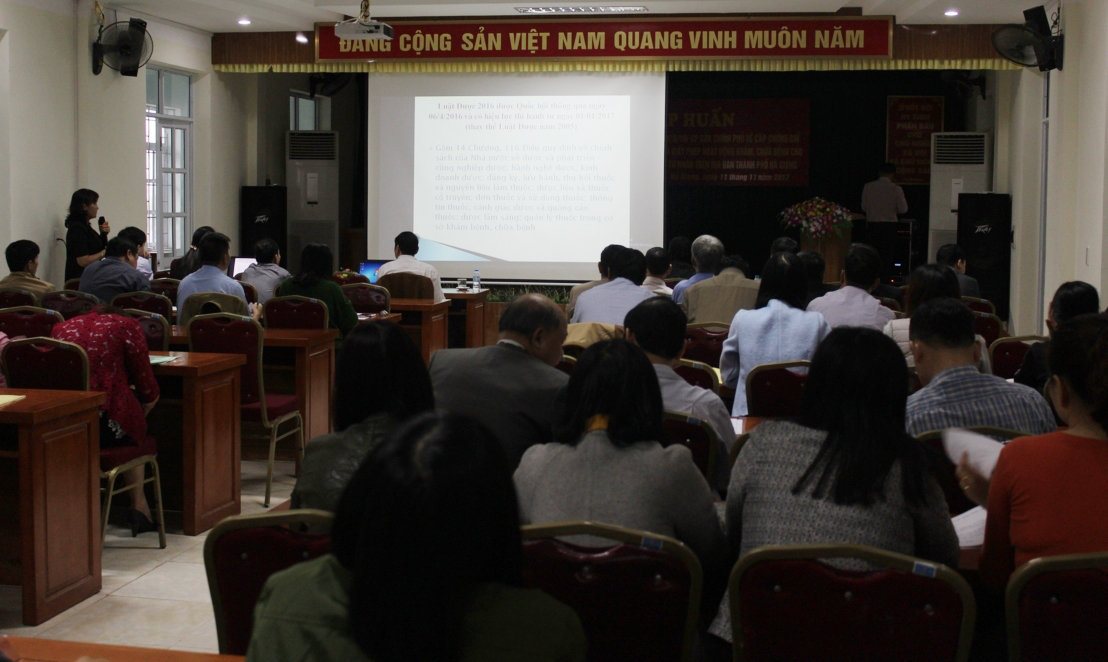 Cán bộ phòng Quản lý hành nghề y, dược và BHYT thuộc Sở Y tế Hà Giang phổ biến nội dung về Luật Dược và Nghị định 109/2016/NĐ-CP tại lớp tập huấn