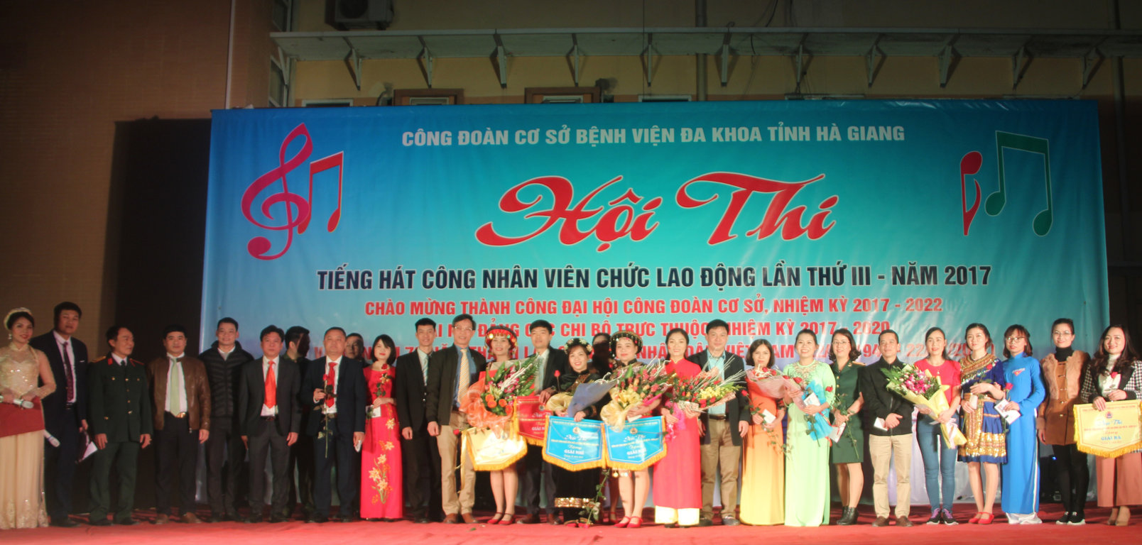 Ban tổ chức trao giải cho các đội đạt Nhất, Nhì và Ba