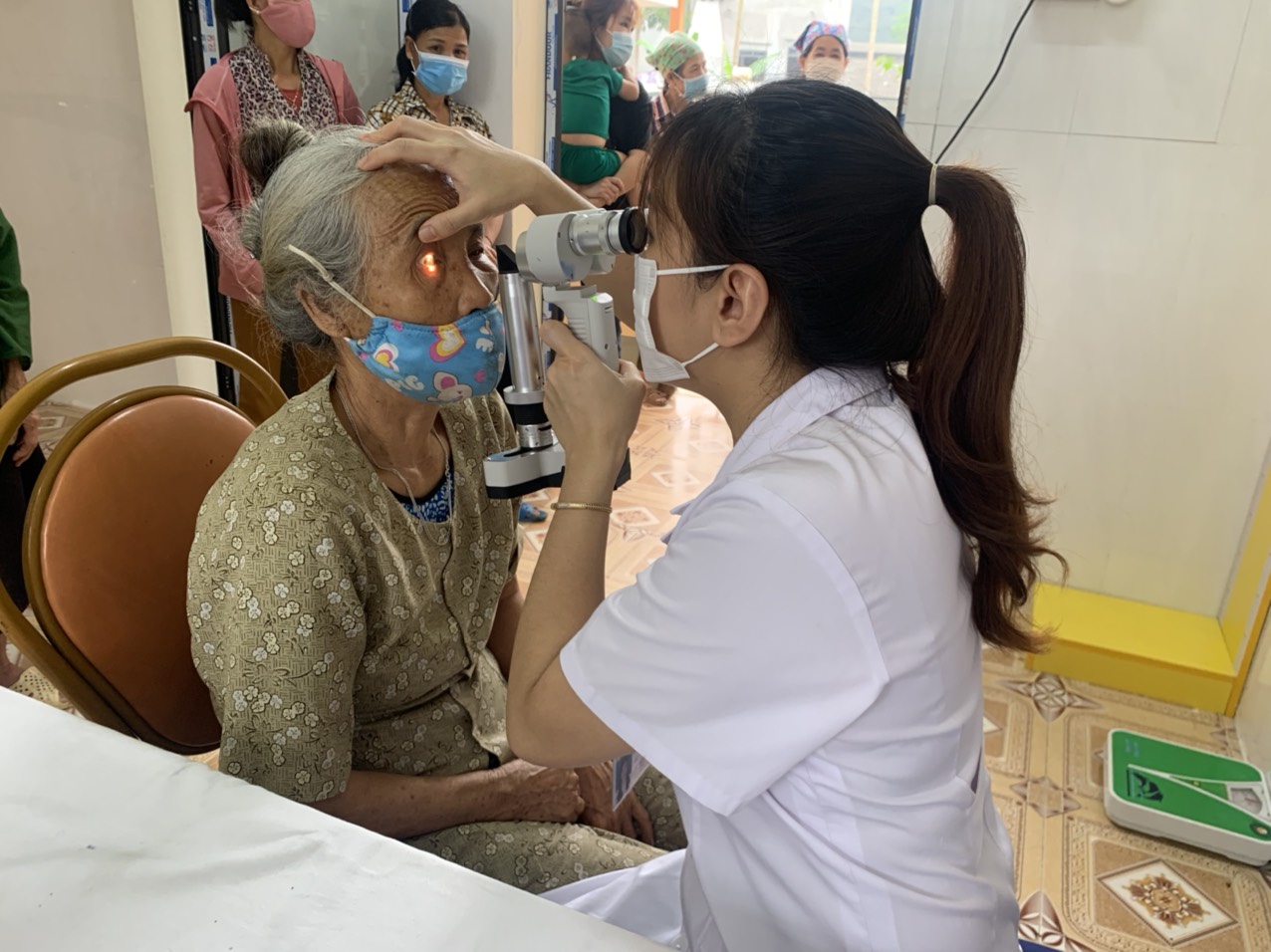 Khám, tư vấn các bệnh về mắt và cấp phát thuốc miễn phí cho người dân