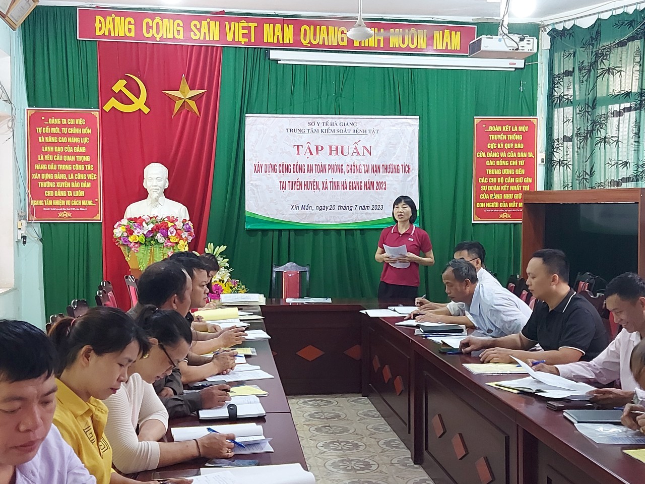Giảng viên Trung tâm Kiểm soát bệnh tật hướng dẫn hệ thống văn bản tại lớp tập huấn
